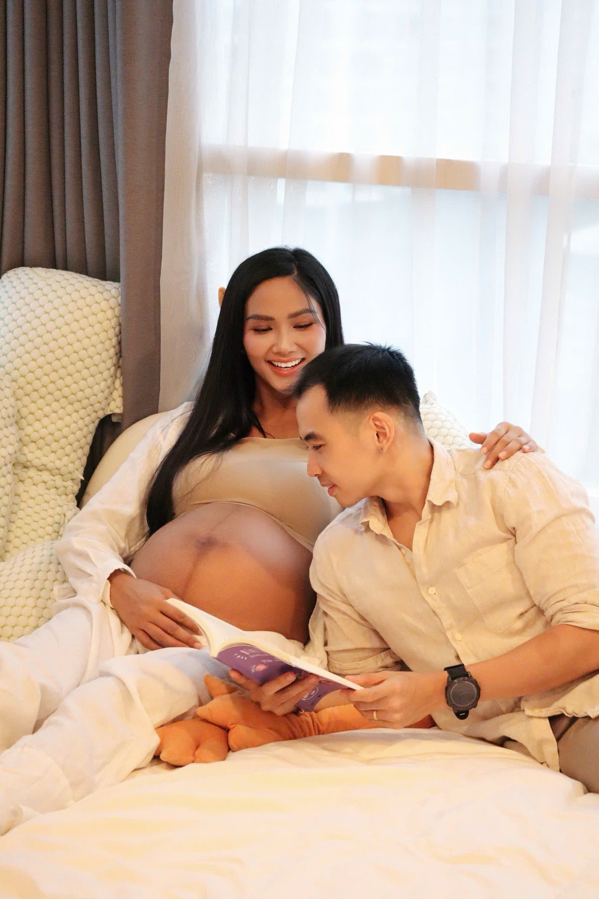 Hoa hậu H'Hen Niê chia sẻ bộ ảnh để lộ bụng bầu, vui vẻ đón nhận mọi thay đổi trên cơ thể khi mang thai. Ảnh: FB H'Hen Niê