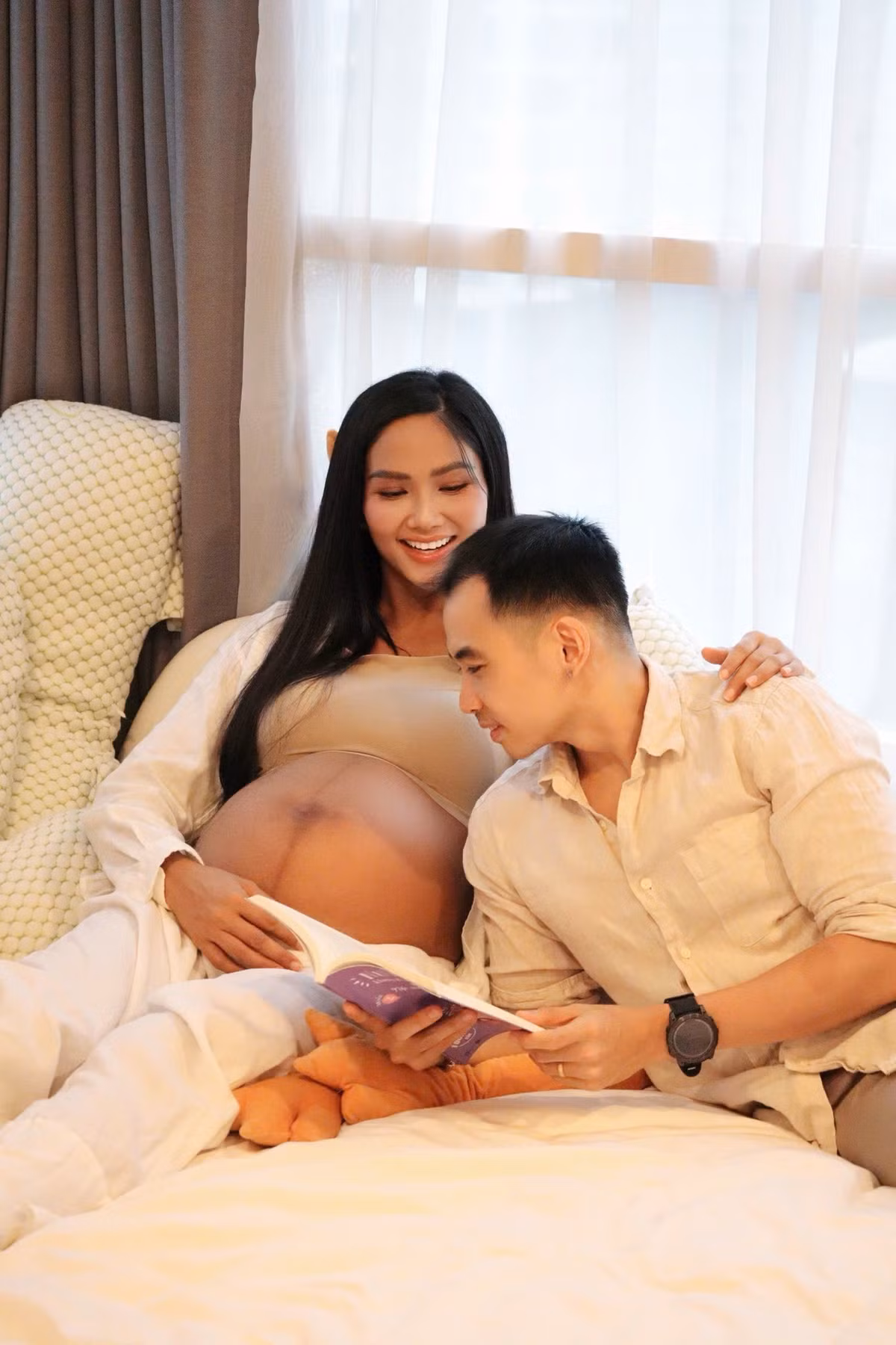 Hoa hậu H'Hen Niê chia sẻ bộ ảnh để lộ bụng bầu, vui vẻ đón nhận mọi thay đổi trên cơ thể khi mang thai. Ảnh: FB H'Hen Niê