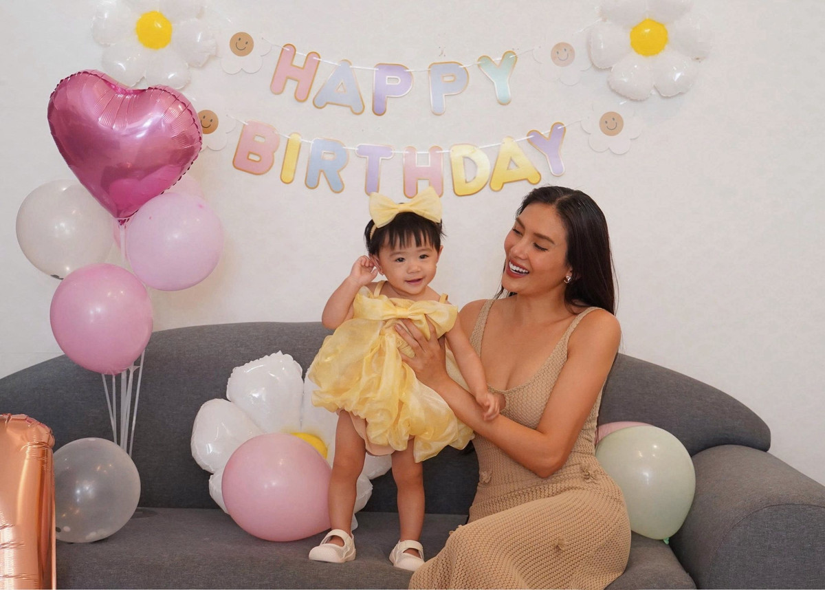 Võ Hoàng Yến tung bộ ảnh mừng thôi nôi con gái. Ảnh: FB VÕ HOÀNG YẾN