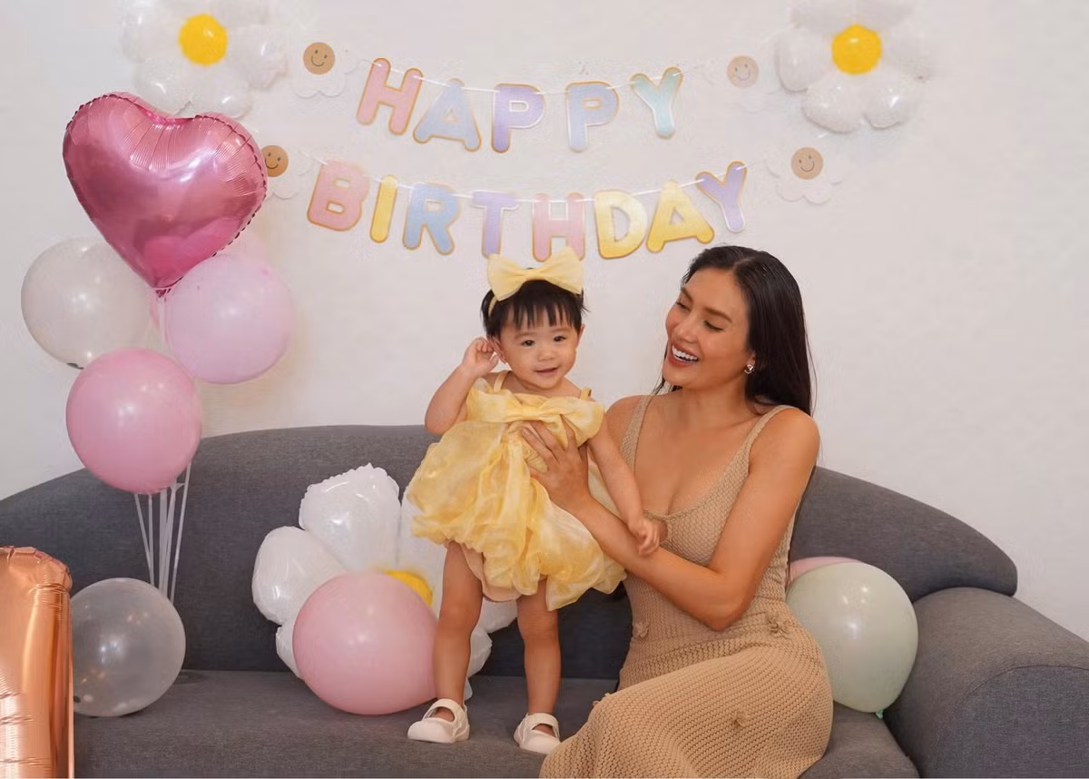 Võ Hoàng Yến tung bộ ảnh mừng thôi nôi con gái. Ảnh: FB VÕ HOÀNG YẾN