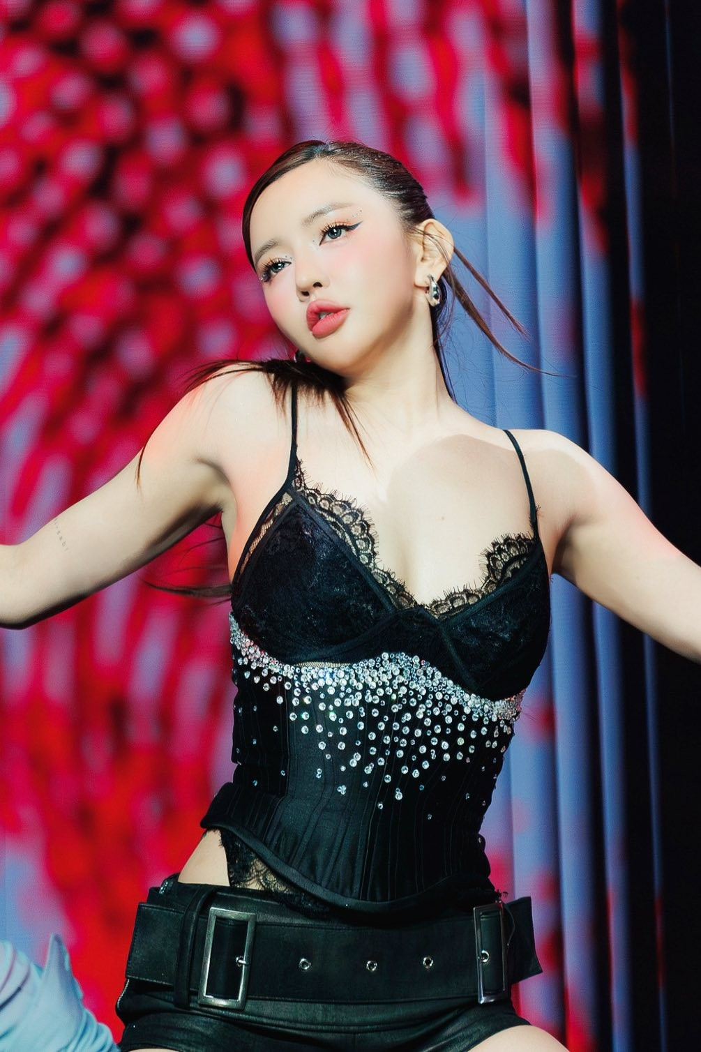 Sau cơn sốt từ chương trình Em xinh say hi, Bích Phương tái xuất với dự án âm nhạc mới mang tên Thương.