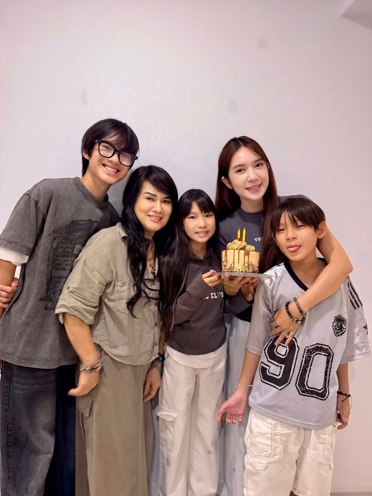 Nhiều người nhận xét rằng các con của cô giờ đã cao gần bằng mẹ nhưng Minh Hà vẫn giữ được vẻ ngoài trẻ trung đáng ngưỡng mộ, gần như không có dấu hiệu của việc từng sinh nở.