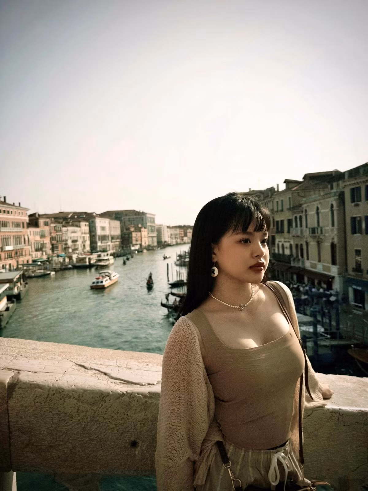 Suli ở tuổi thiếu nữ ngày càng ra dáng mỹ nhân với đường nét thanh tú, phong cách nữ tính, hiện đại. Ảnh: FB Bui Thuy Hanh