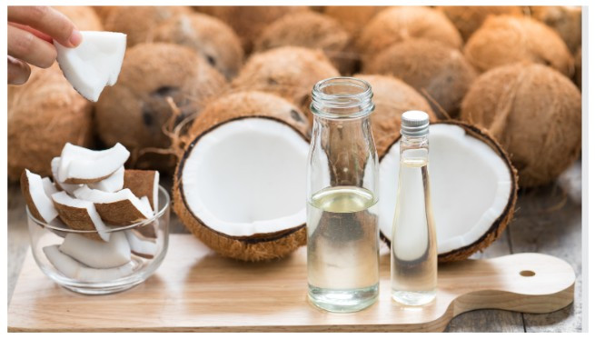 Bên cạnh nhiệt, các loại dầu tự nhiên cũng có khả năng làm tan keo hiệu quả. Dầu ăn hoặc dầu dừa giúp phá vỡ liên kết của lớp keo dính. Chỉ cần thoa một lớp dầu lên vết băng dính, chờ khoảng 5–10 phút để dầu thấm vào keo. Sau đó, dùng khăn mềm lau sạch. Nếu vết keo dày, có thể lặp lại vài lần để đạt hiệu quả tối ưu.