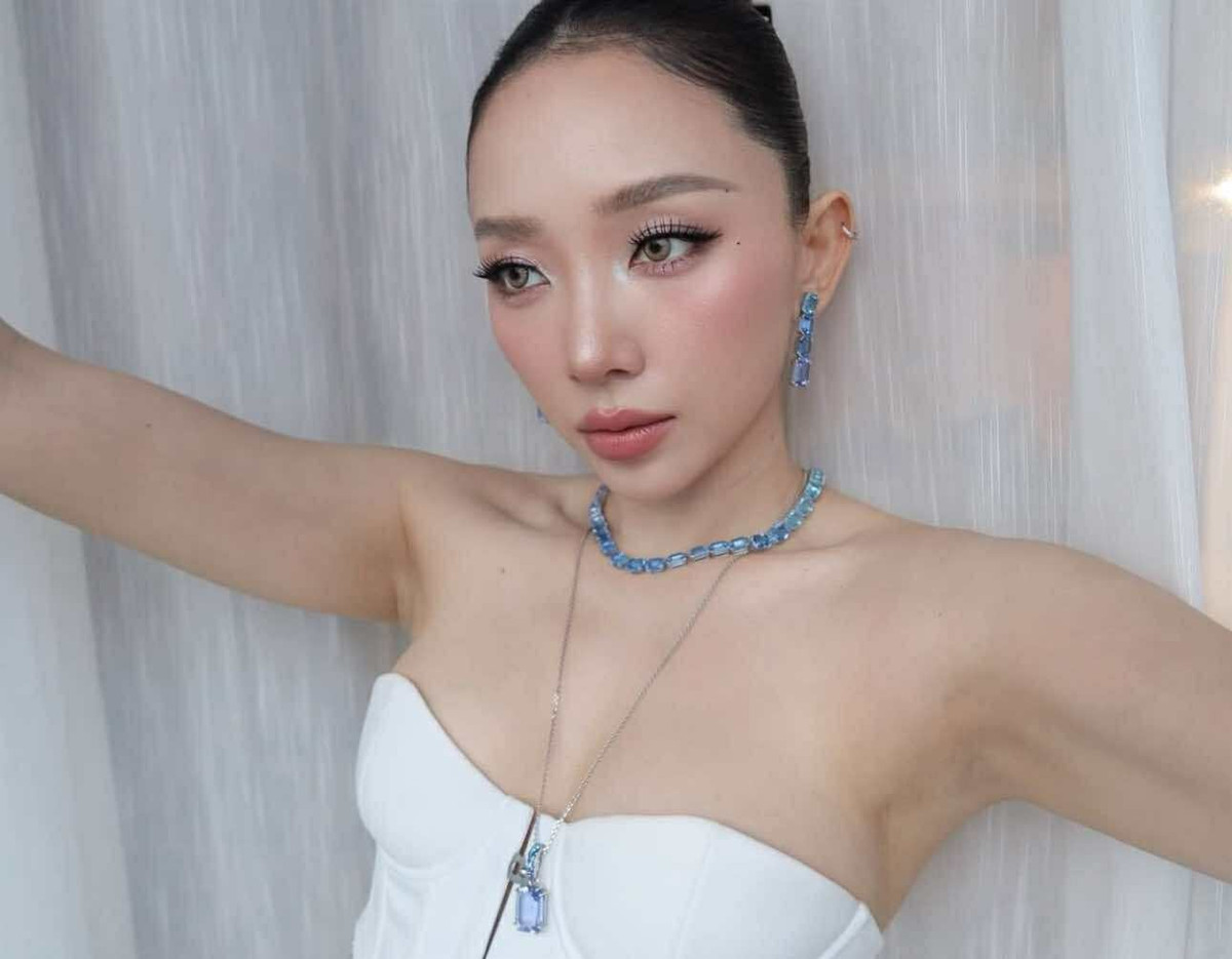 Thiết kế cúp ngực táo bạo càng làm nổi bật nét đẹp hình thể quyến rũ của nữ ca sĩ.