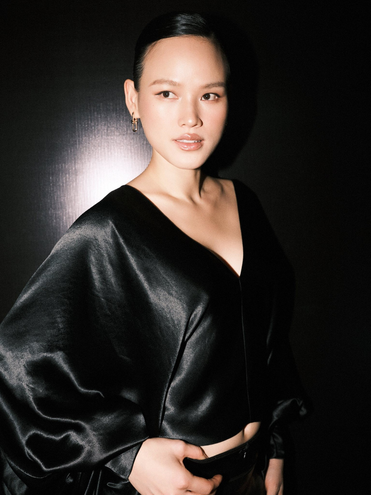 Thần thái sắc sảo và phong độ chuẩn siêu mẫu khiến nhiều người phải thốt lên “xin bí quyết” giữ dáng sau sinh.