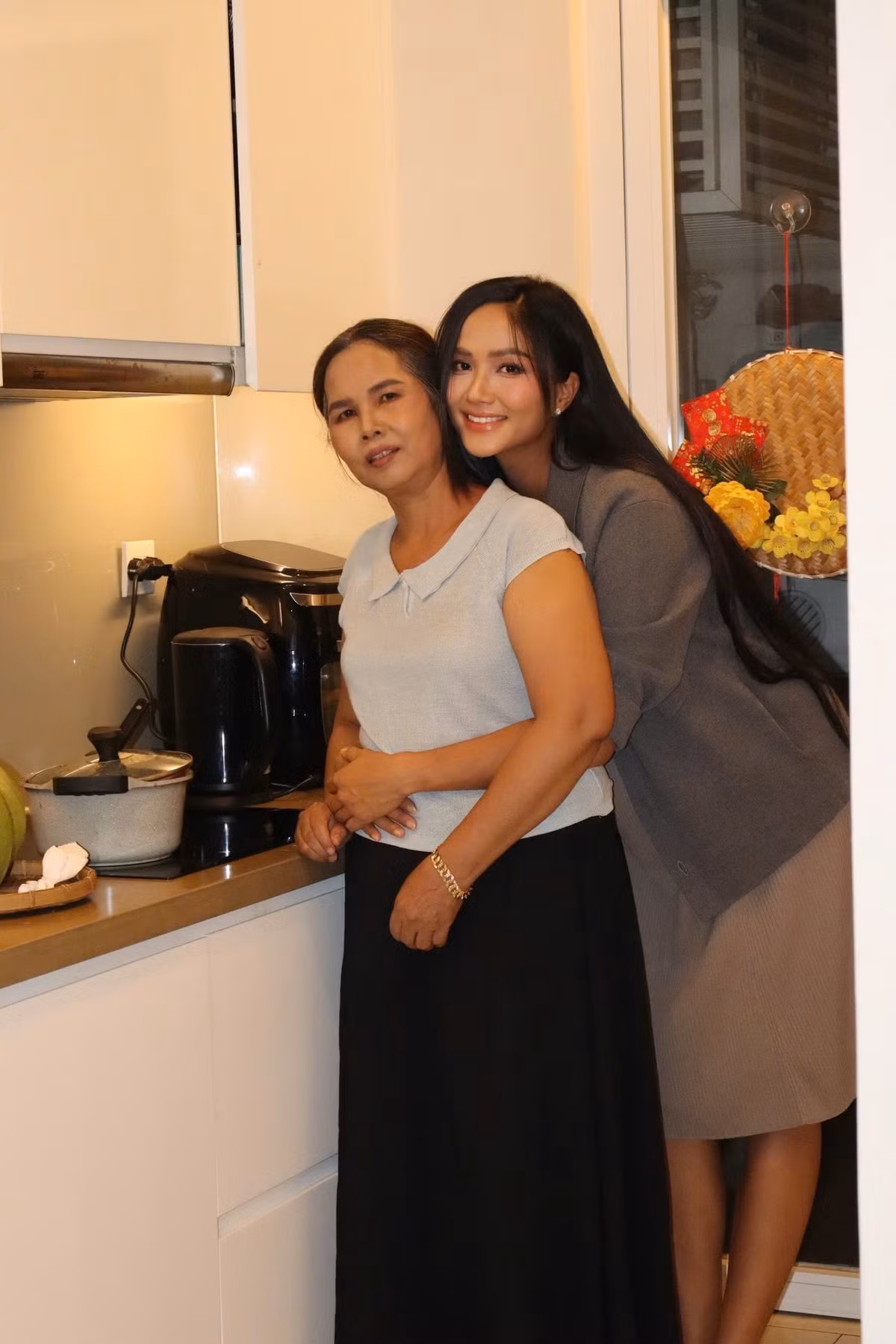 Tin tức sao Việt 10/9: H'Hen Niê hạnh phúc khi được mẹ lên TP HCM chăm sóc. Ảnh: FB H'Hen Niê