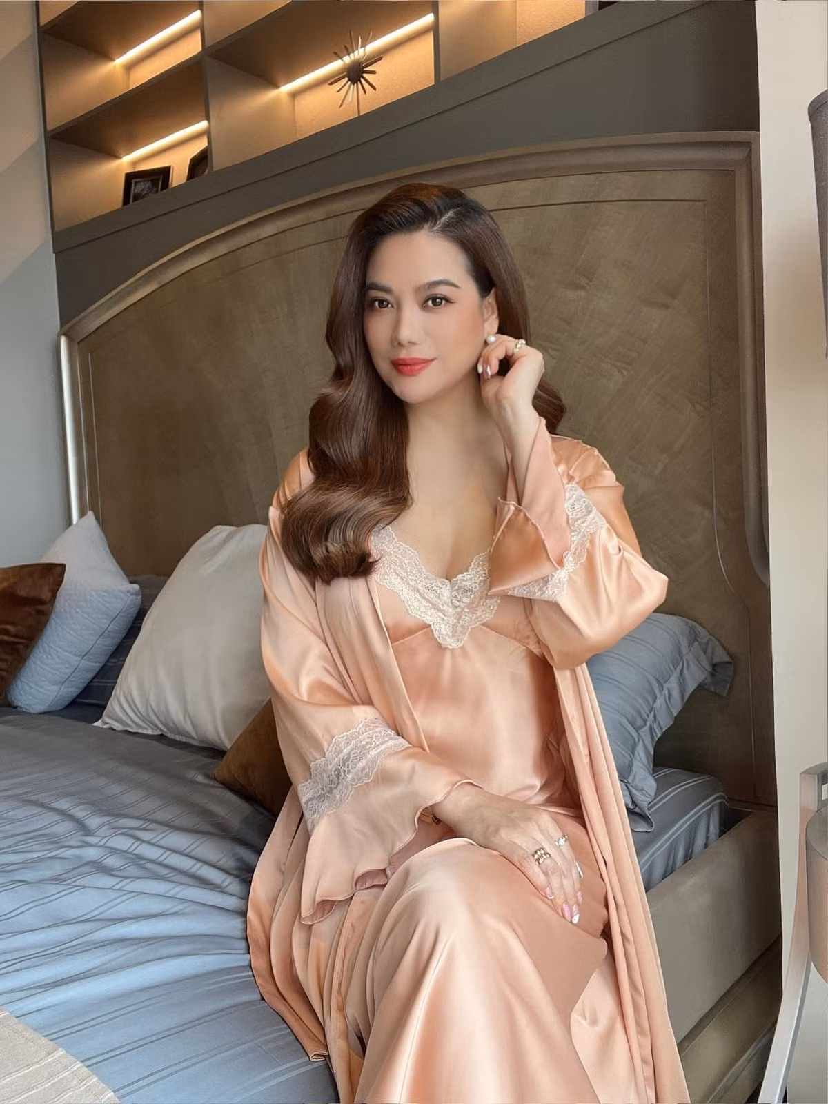 Trong chuyến du lịch nghỉ dưỡng đón chào mùa hè, người đẹp U50 tự tin khoe vóc dáng nuột nà, đặc biệt là thềm ngực căng tràn, nóng bỏng dưới ánh nắng vàng. Ảnh: FB Trương Ngọc Ánh