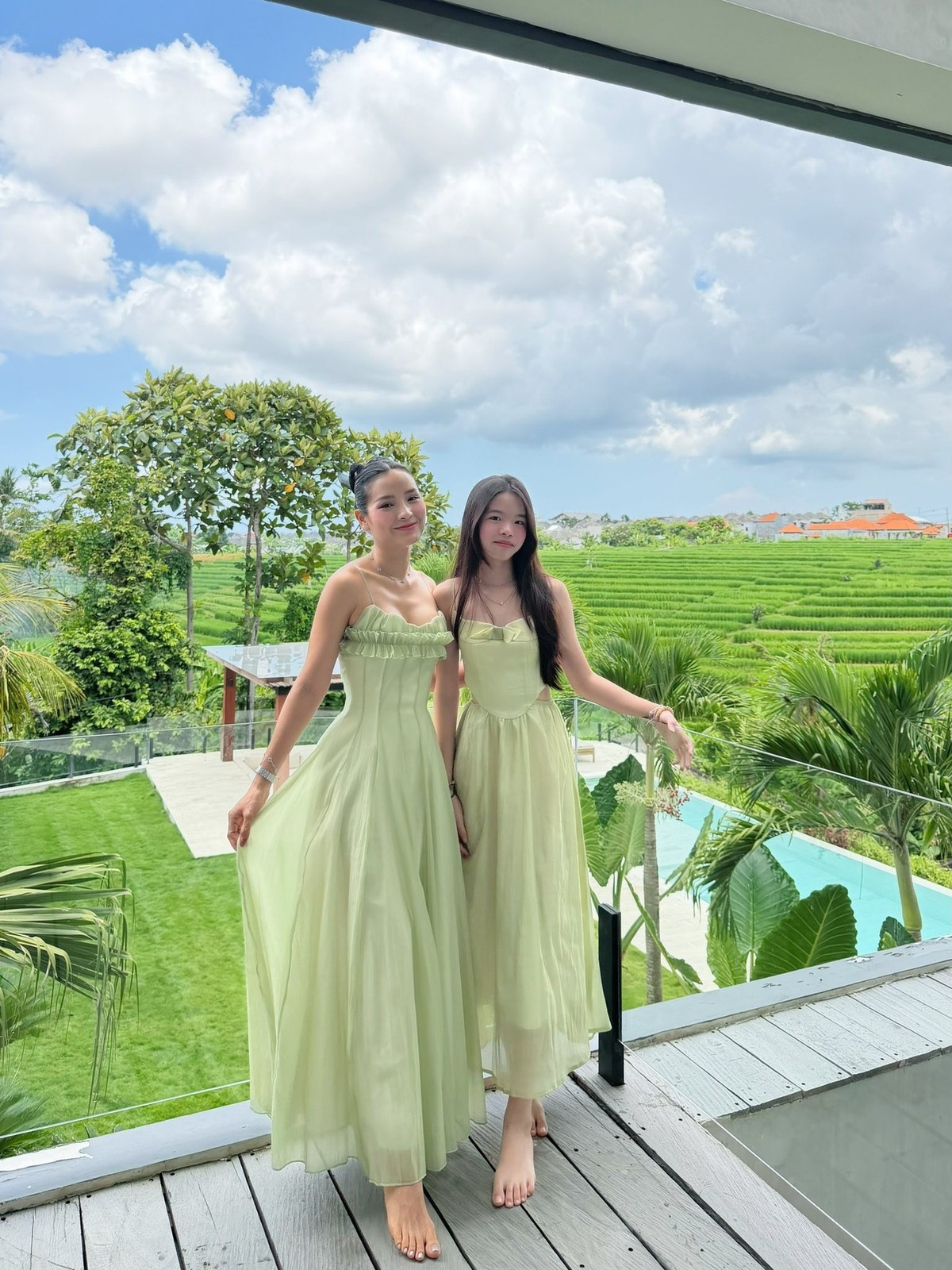 Mỗi khoảnh khắc hai mẹ con đứng cạnh nhau đều khiến người xem thích thú vì trông chẳng khác chị em.