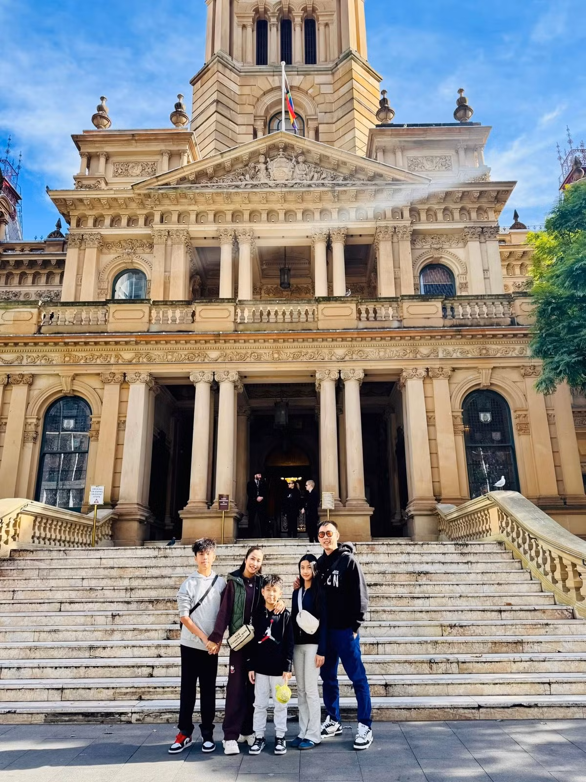 Ốc Thanh Vân cùng chồng con dạo chơi ở Sydney. Ảnh: FB Ốc Thanh Vân