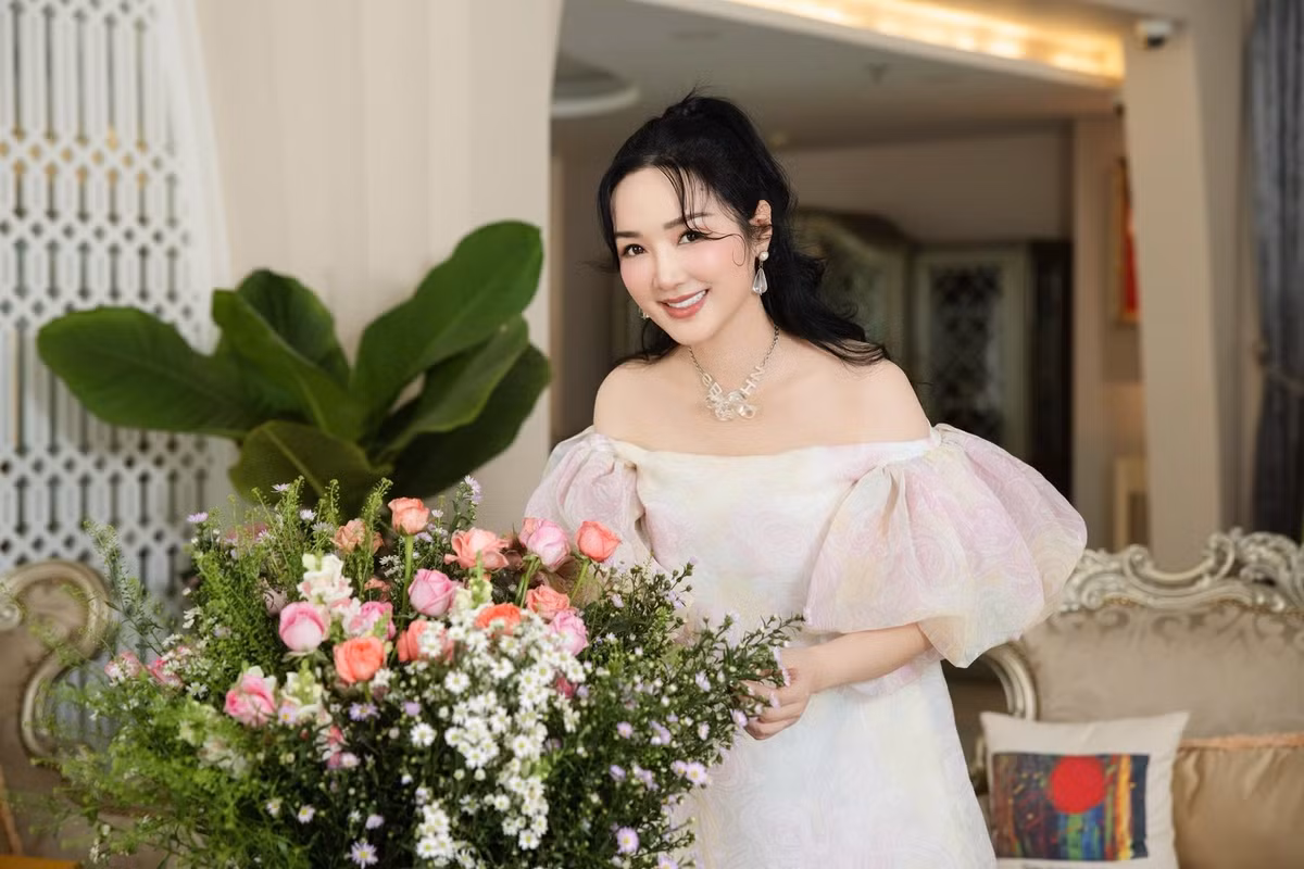 Không chỉ chú trọng đến trang phục và thần thái, Hoa hậu Giáng My còn khéo léo chọn bối cảnh là chính không gian sống của mình.