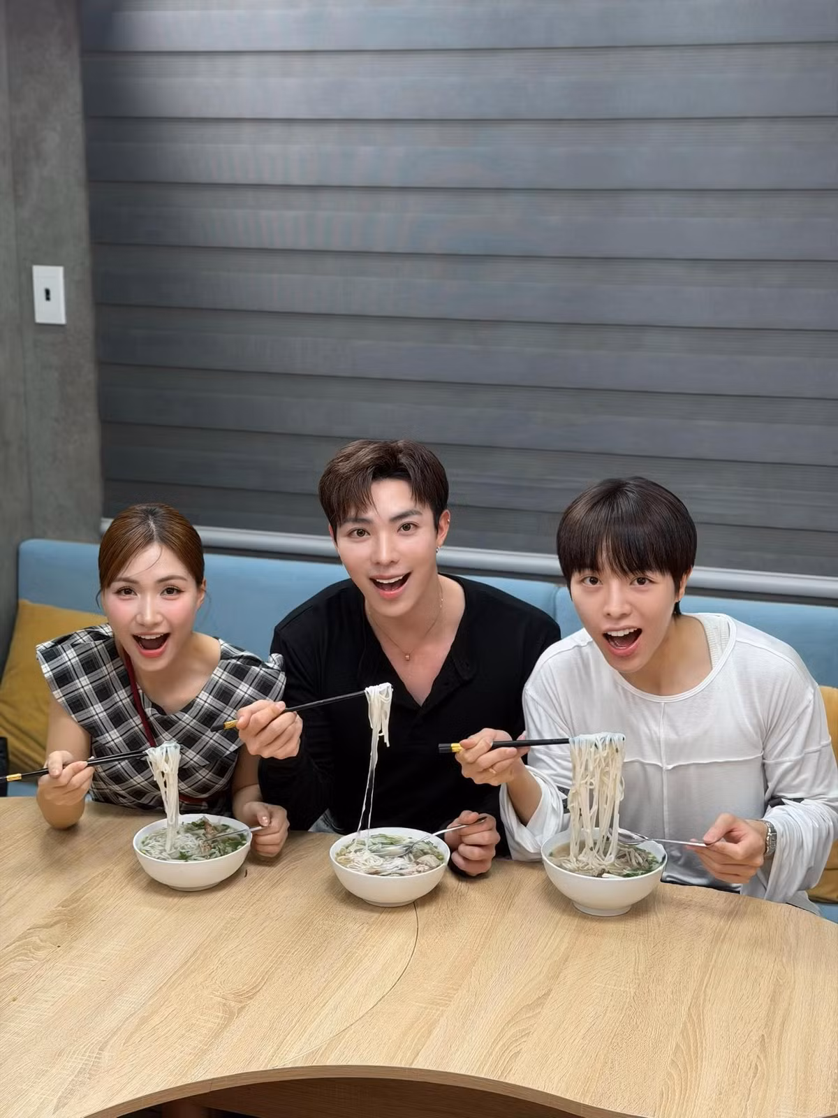 Erik hội ngộ nhóm Hoa dâm bụt ăn phở và viết: "Phở Việt Nam là ngon nhất". Ảnh: FB Erik