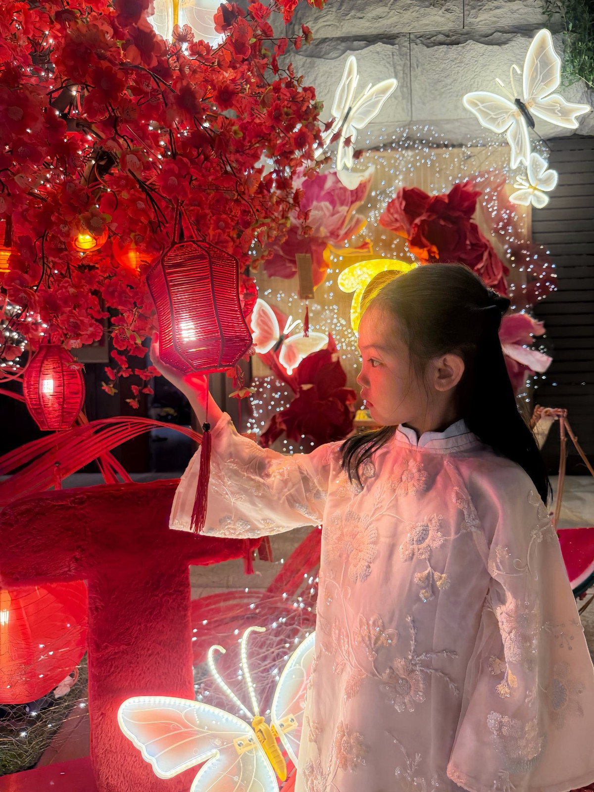 Nhiều khán giả nhận xét cả hai có nhiều đường nét giống bố Cường Đôla, từ gương mặt đến nụ cười.