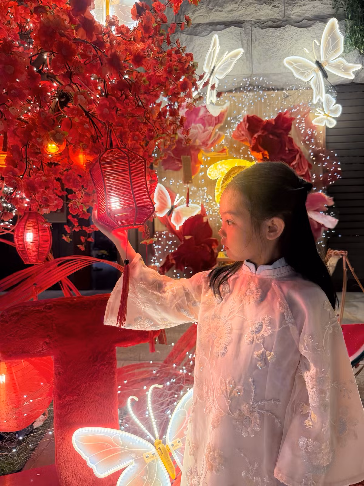 Nhiều khán giả nhận xét cả hai có nhiều đường nét giống bố Cường Đôla, từ gương mặt đến nụ cười.