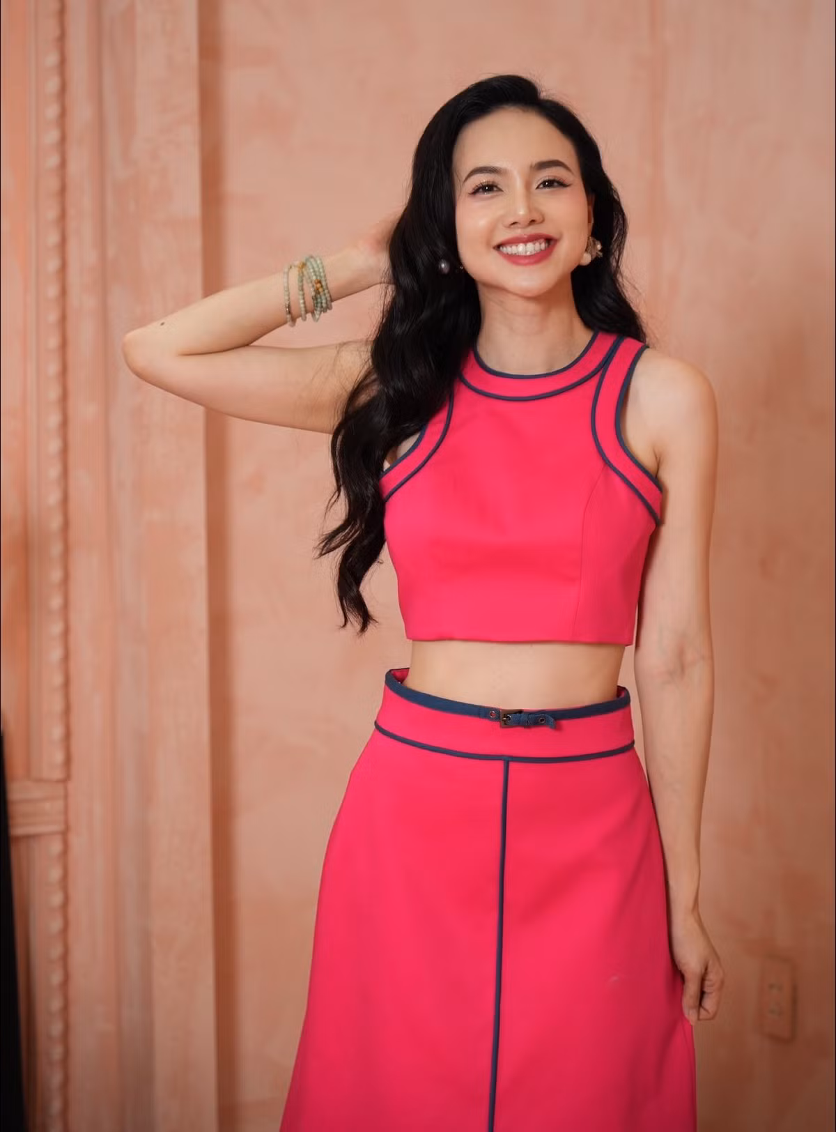 Mái tóc xoăn nhẹ bồng bềnh và nụ cười rạng rỡ thường trực trên môi càng làm tăng thêm vẻ đẹp thu hút của nữ diễn viên. Ảnh: FB Dinh Ngoc Diep