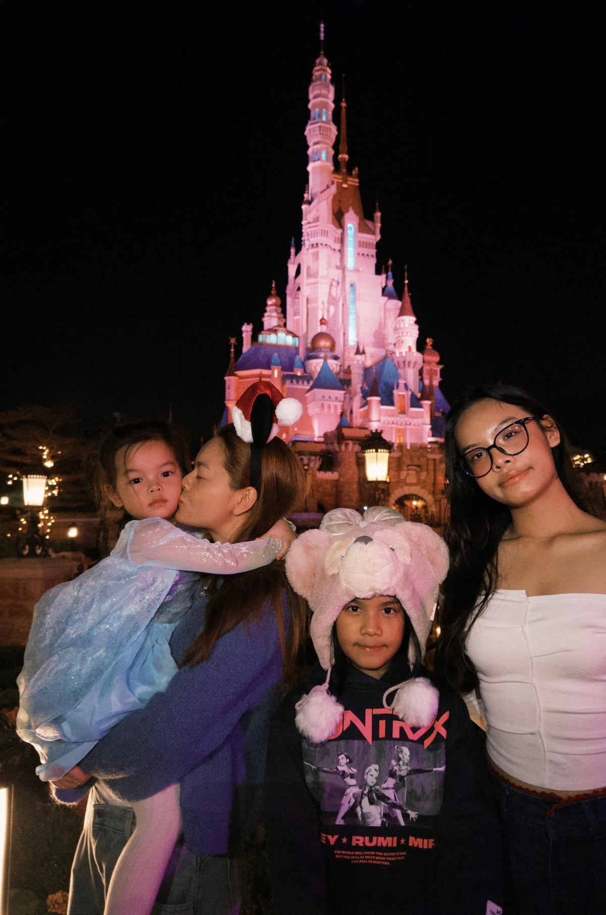 Gia đình ca sĩ Phạm Quỳnh Anh đón Giáng sinh ở Hồng Kông. Ảnh: FB Phạm Quỳnh Anh