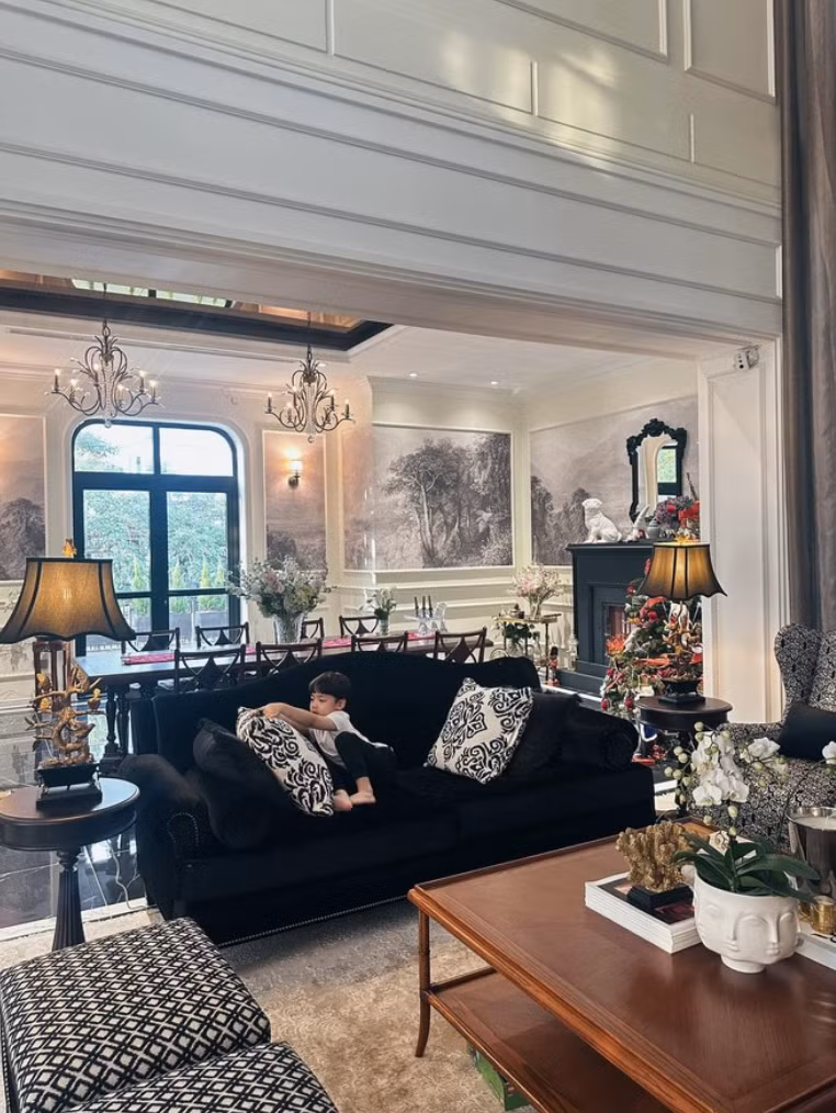 Được biết tổ ấm nhỏ của cặp đôi có giá lên tới hơn 10 triệu USD (gần 250 tỷ đồng), tọa lạc tại Quận Long Biên, Hà Nội. Ảnh: FB Duong Tu Anh