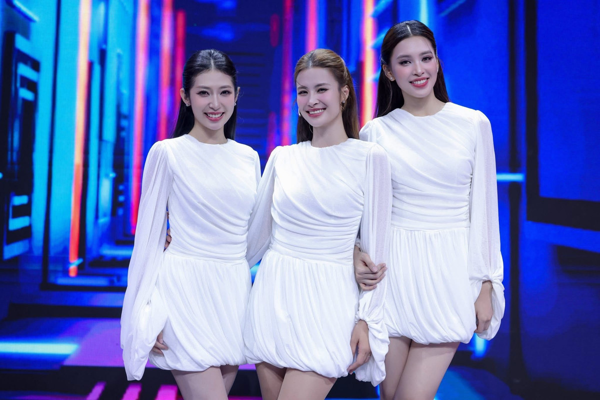 Hoa hậu Tiểu Vy, Đông Nhi và Khổng Tú Quỳnh diện đầm giống nhau để ghi hình gameshow. Ảnh: FB Trần Tiểu Vy