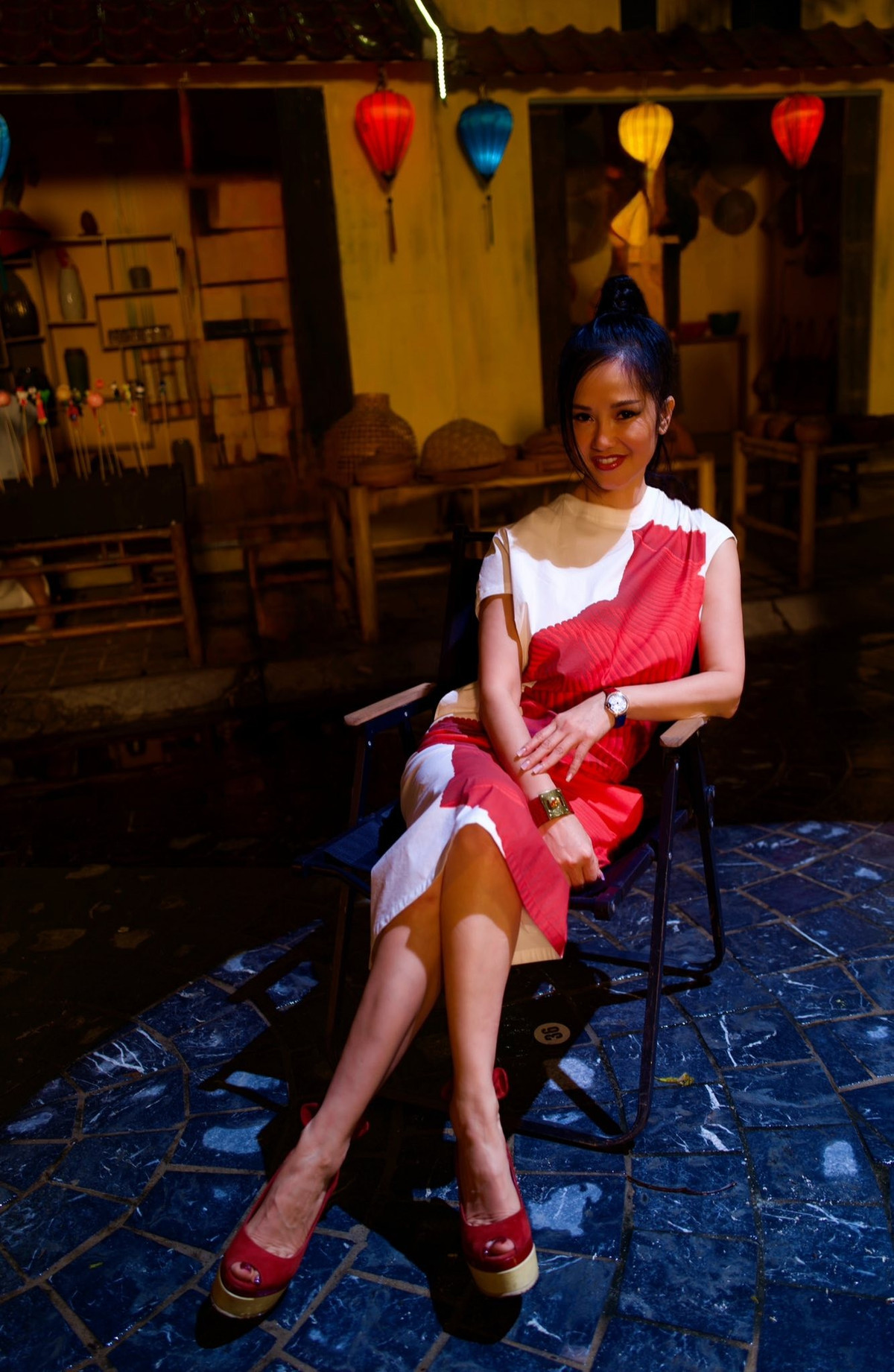 Nữ ca sĩ không chỉ xuất hiện trước công chúng mà còn thực hiện live concert, cho thấy niềm đam mê âm nhạc và sự chuyên nghiệp bền bỉ.