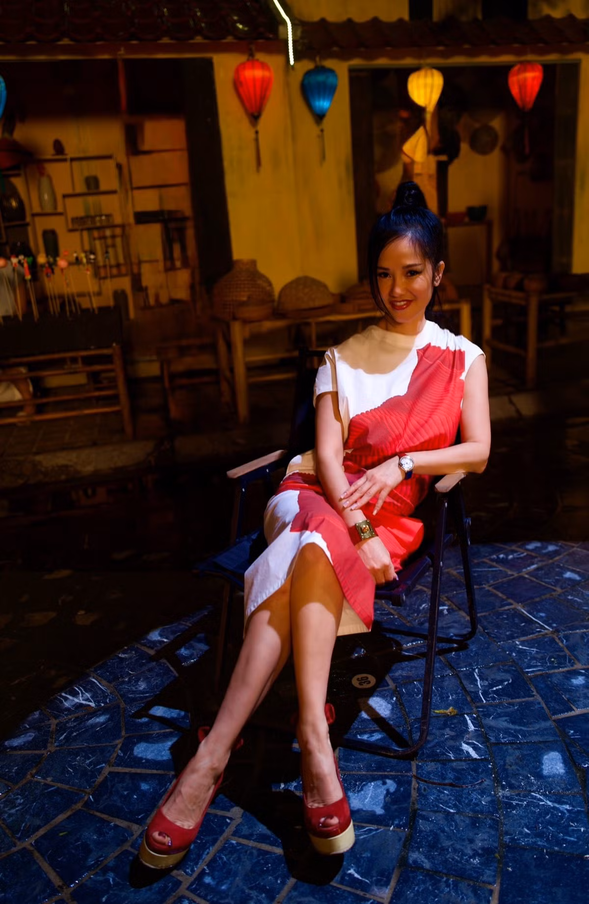 Nữ ca sĩ không chỉ xuất hiện trước công chúng mà còn thực hiện live concert, cho thấy niềm đam mê âm nhạc và sự chuyên nghiệp bền bỉ.