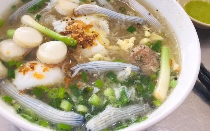 Sá sùng nấu hủ tiếu: Sá sùng khô thường được rang thơm rồi cho vào ninh nước dùng. Nhờ đó, nước hủ tiếu có vị ngọt thanh tự nhiên, không cần thêm nhiều gia vị. Khi ăn, chỉ cần cho thêm tôm, thịt và rau sống là đã có tô hủ tiếu đậm đà hương vị biển.