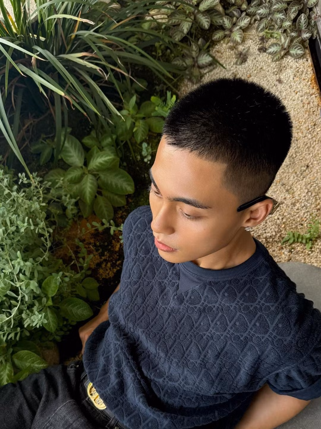 Mono tập luyện cùng sân khấu trong ngày nắng nóng kỷ lục. Ảnh: FB Mono