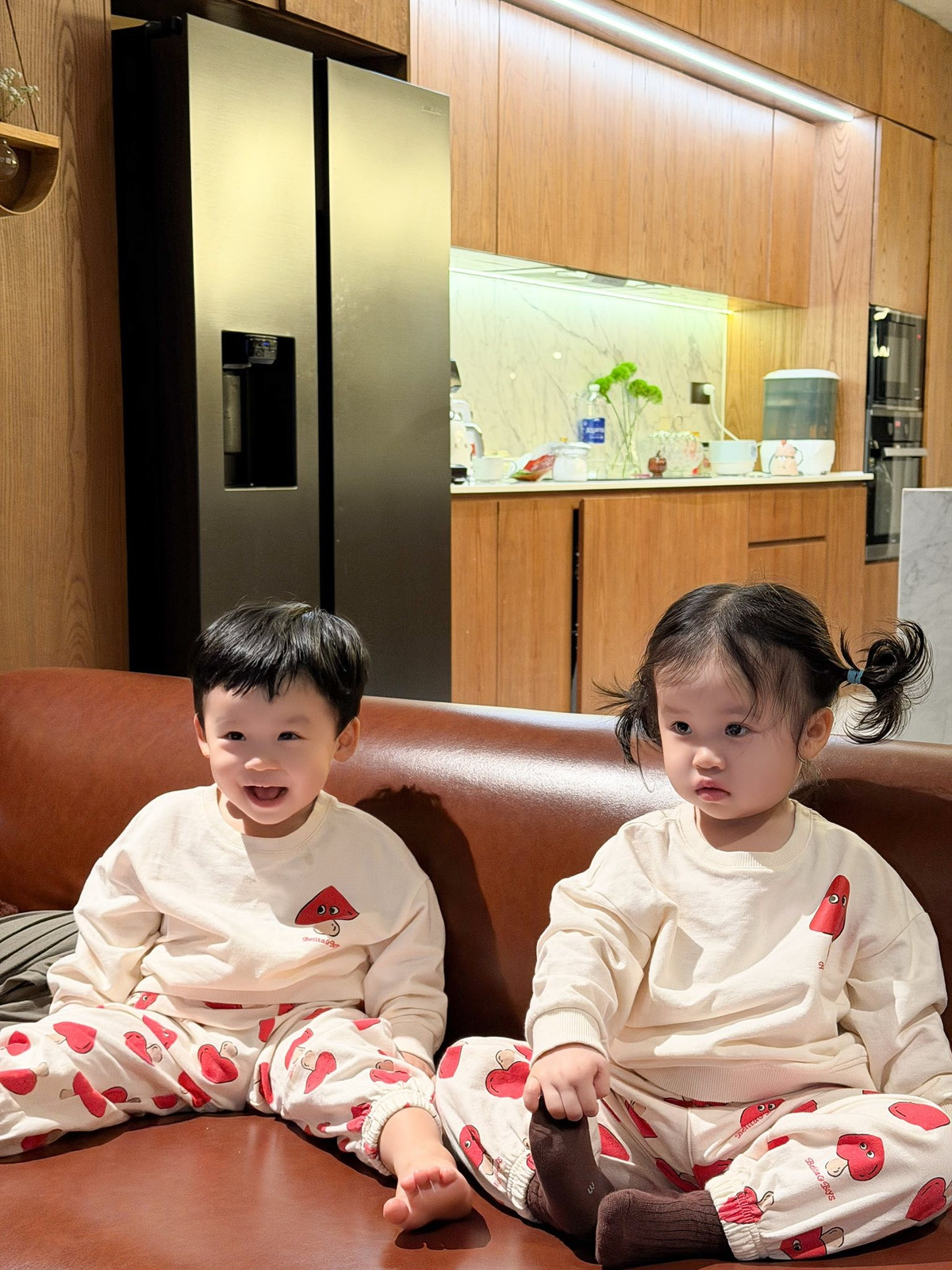 Sam đưa hai con sinh đôi đi chơi cuối tuần. Ảnh: FB Sam