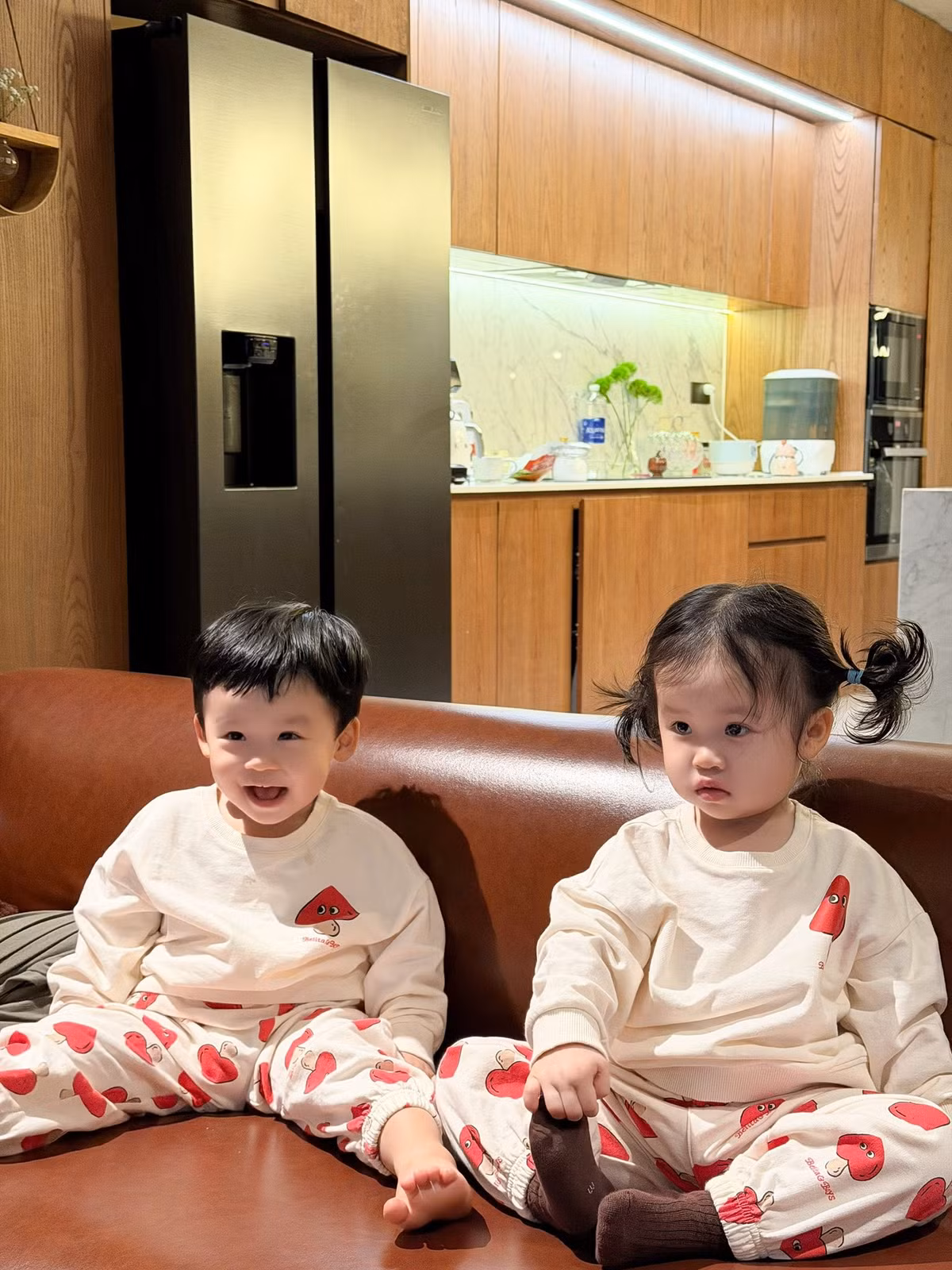 Sam đưa hai con sinh đôi đi chơi cuối tuần. Ảnh: FB Sam