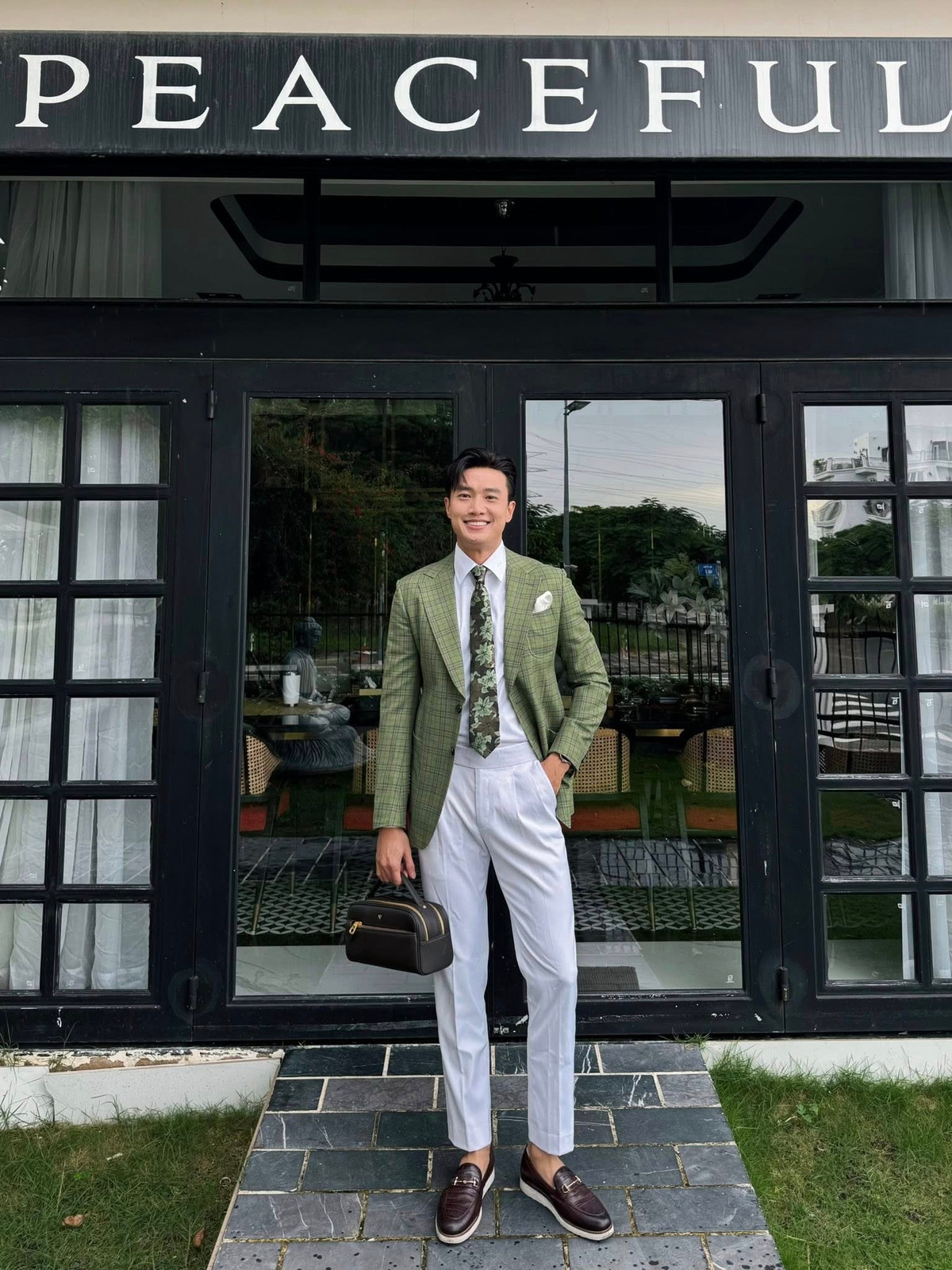 Diễn viên Quốc Trường ăn mặc bảnh bao đi ăn cưới, anh chia sẻ: "Hôm nay được dịp đi ăn cưới! Phân vân quá, không biết nên đi bao nhiêu? Vì không biết có thu hồi vốn được không?". Ảnh: FB Nguyễn Quốc Trường