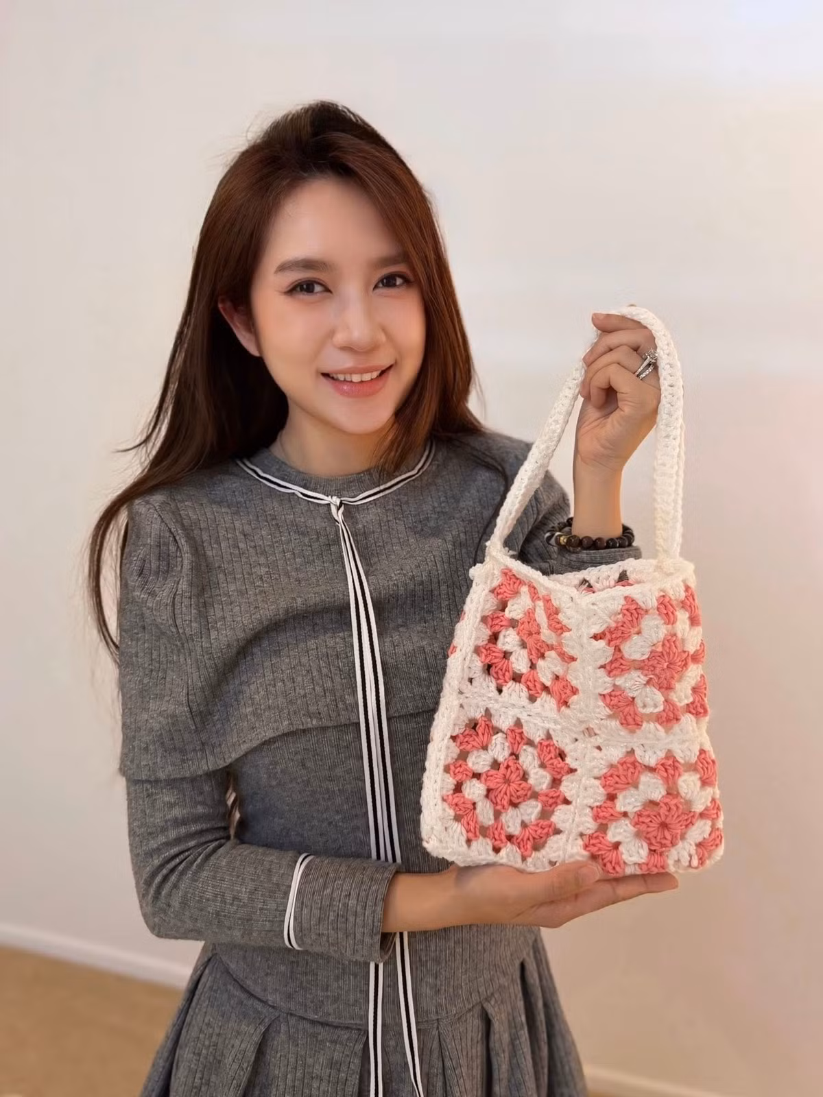 Dưới phần bình luận, cư dân mạng không tiếc lời khen dành cho bà xã Lý Hải. Không ít ý kiến cho rằng cô chính là hình mẫu “lão hóa ngược” điển hình khi ngày càng xinh đẹp và cuốn hút theo thời gian.