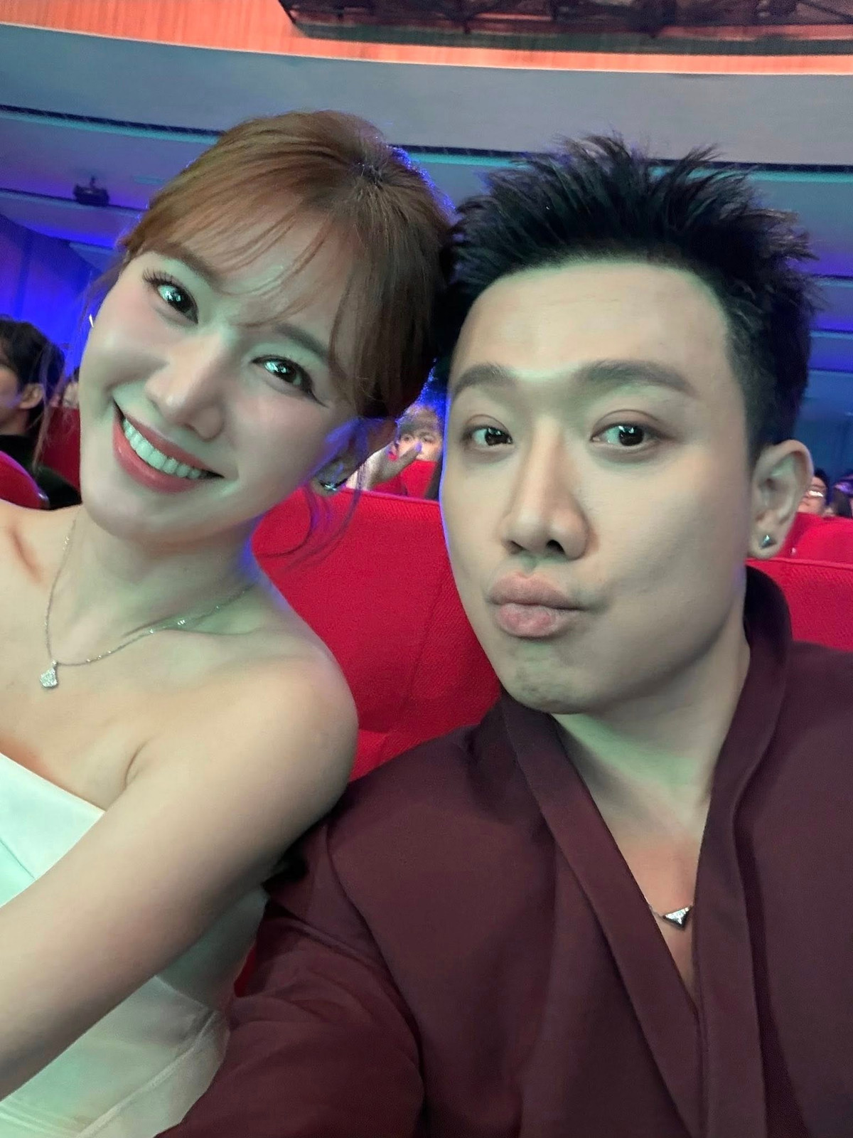 Vợ chồng Trấn Thành và Hariwon tình tứ khi cùng tham dự một sự kiện. Ảnh: FB Trấn Thành