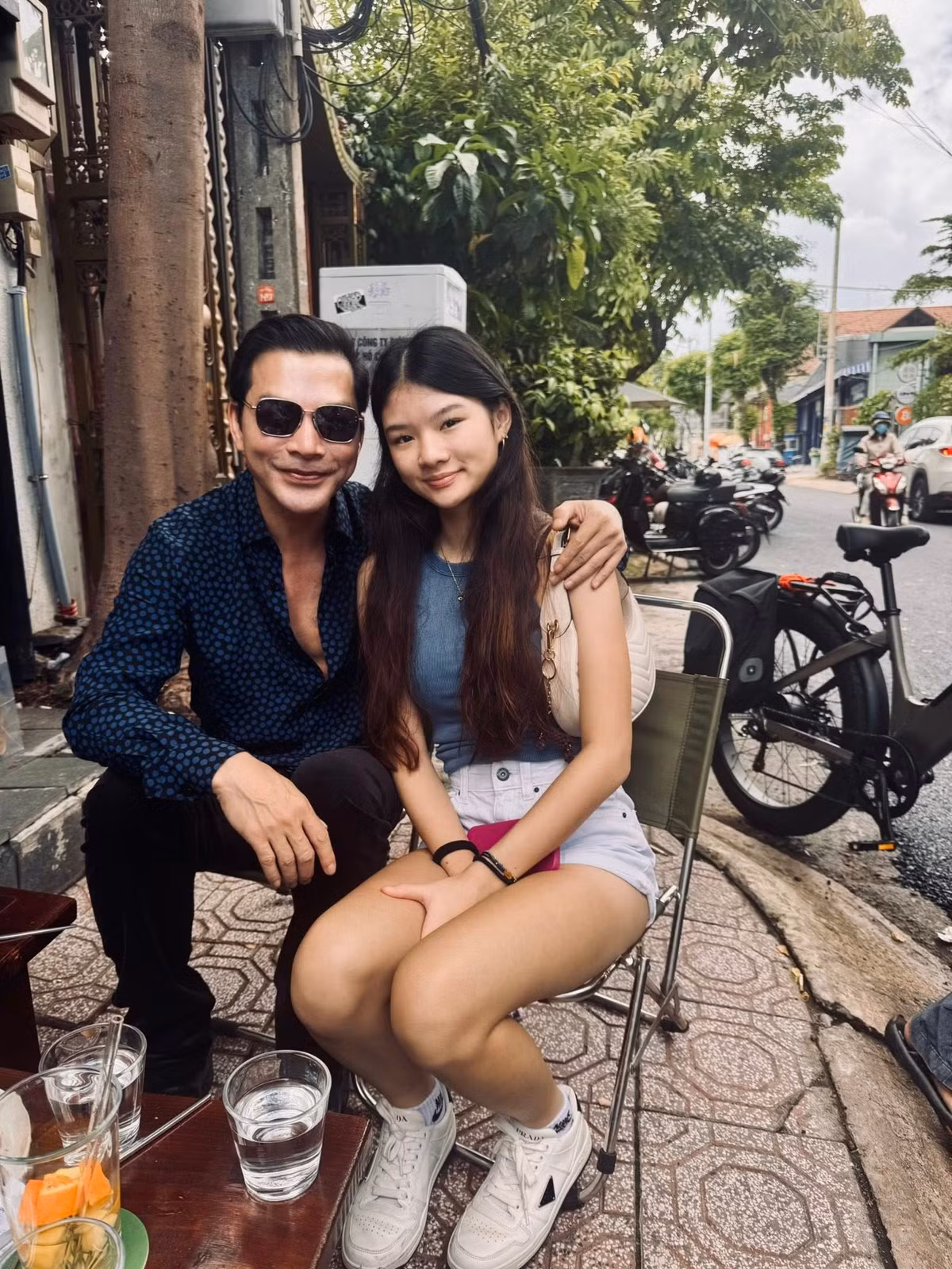 Diện bộ váy dây xẻ sâu, nữ sinh tôn vòng một gợi cảm cùng ngoại hình xinh đẹp. Ảnh: FB Tran Bao Son