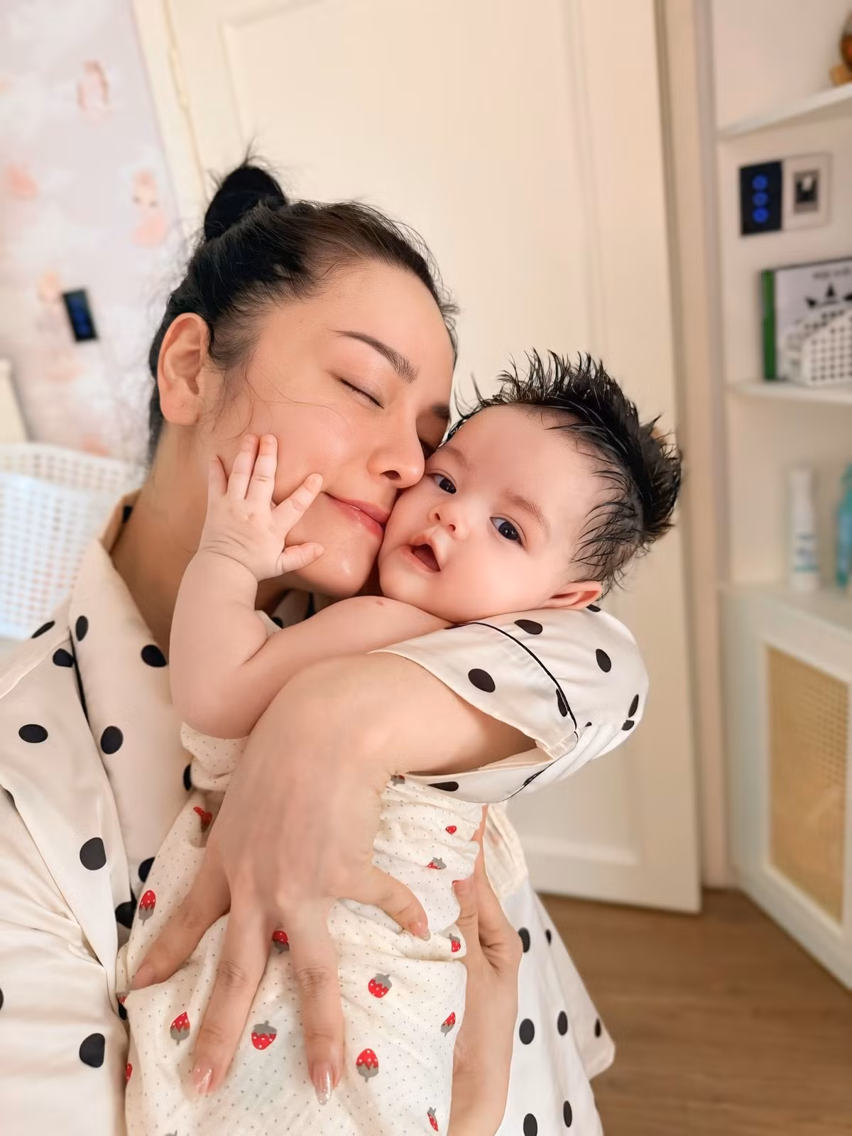 Nhật Kim Anh chăm con gái, cô cho biết đây là công việc mình yêu thích và cảm thấy hạnh phúc! Ảnh: FB Nhật Kim Anh