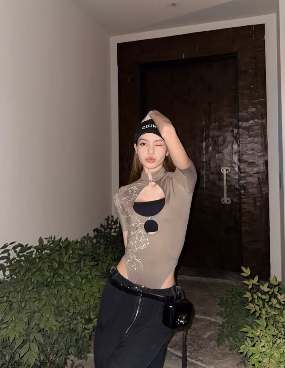 Không chỉ sở hữu tài năng vũ đạo, rap và trình diễn đỉnh cao, Lisa còn là biểu tượng thời trang hàng đầu châu Á.