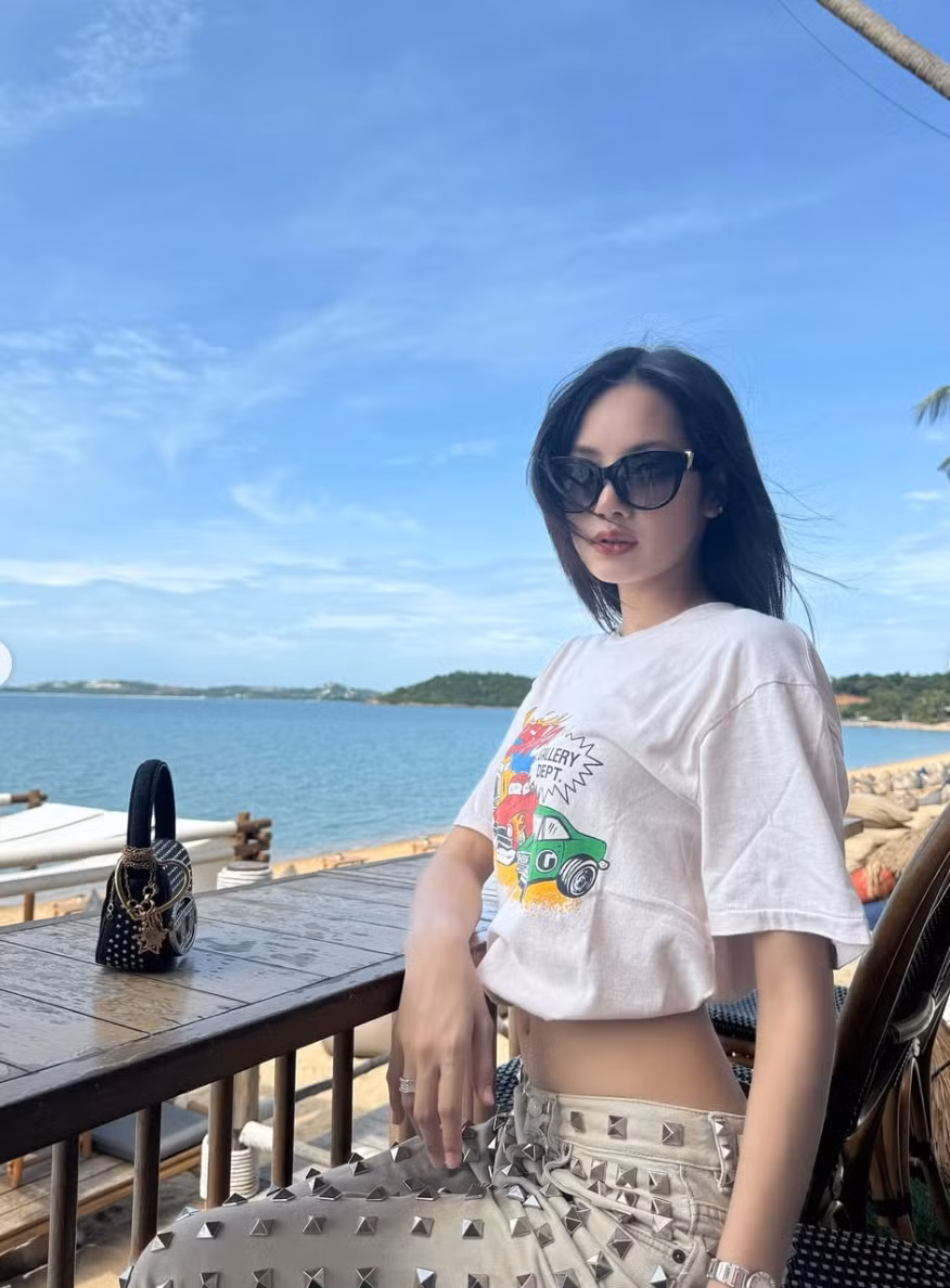 Nữ ca sĩ khoe vòng eo 48 cm mỗi khi diện trang phục áo ngắn, hở rốn.