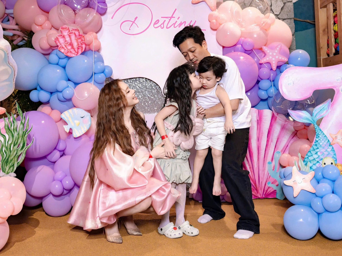 Diễn viên Nhã Phương diện đầm suông che bụng bầu, cùng ông xã Trường Giang tổ chức tiệc mừng sinh nhật tuổi lên 7 cho con gái Destiny. Ảnh: FB Nabi Nhã Phương