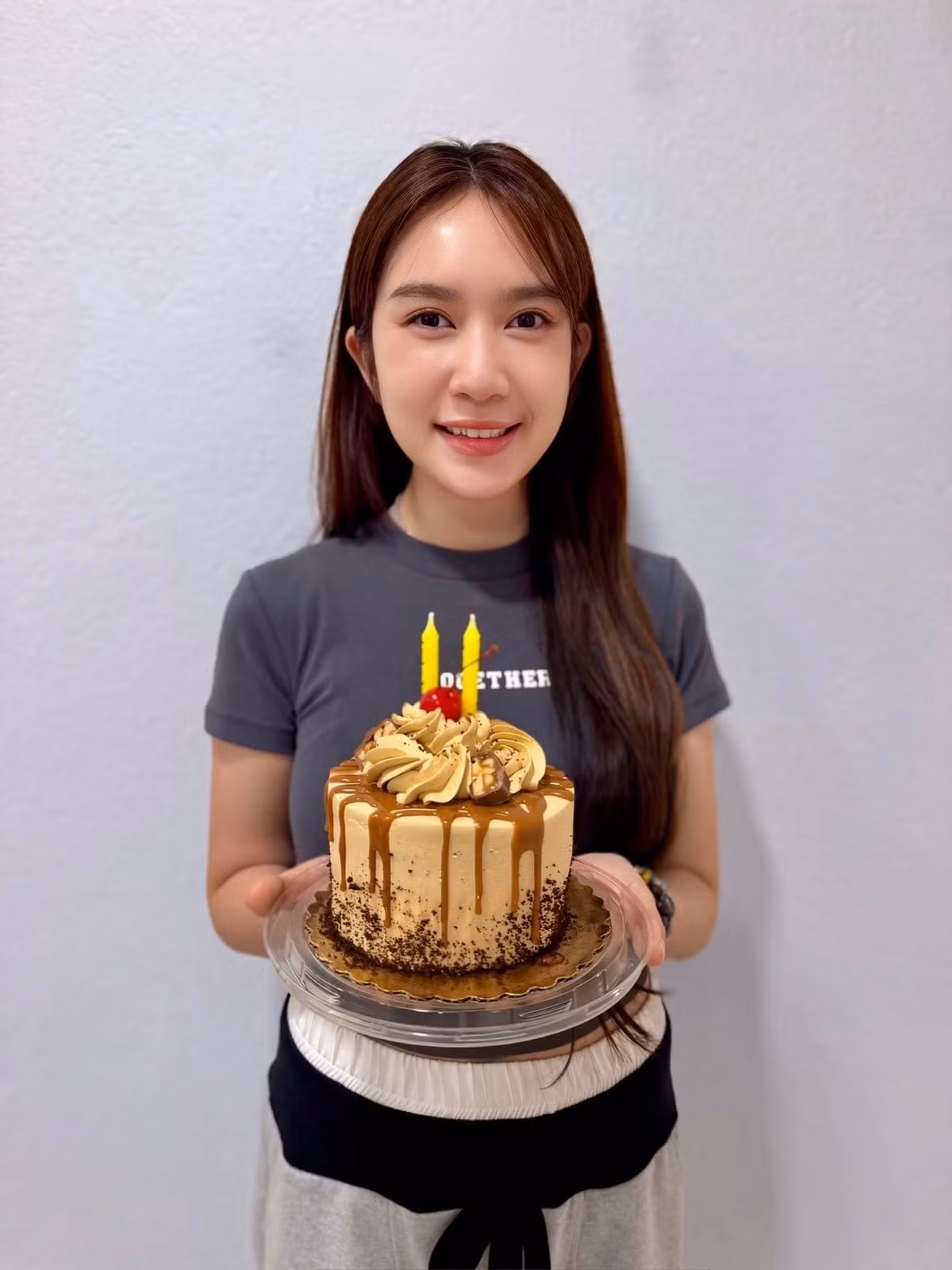 Mới đây, Minh Hà chia sẻ những khoảnh khắc đón sinh nhật ấm cúng bên chồng và bốn con. Không cầu kỳ hay hoành tráng, buổi tiệc nhỏ diễn ra trong không khí gần gũi nhưng ngập tràn yêu thương.