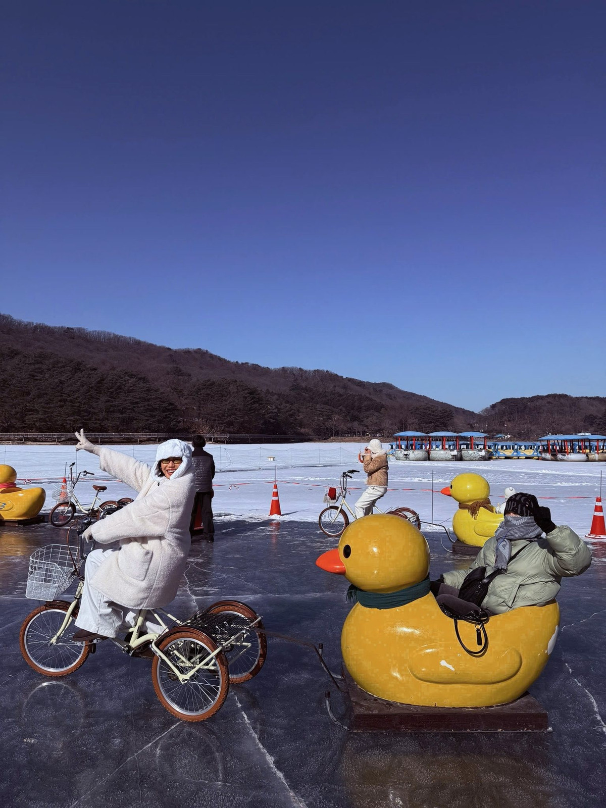 Diệu Nhi và Anh Tú Atus trùm kín mít khi đến Hàn Quốc vào mùa đông. Ảnh: FB Diệu Nhi