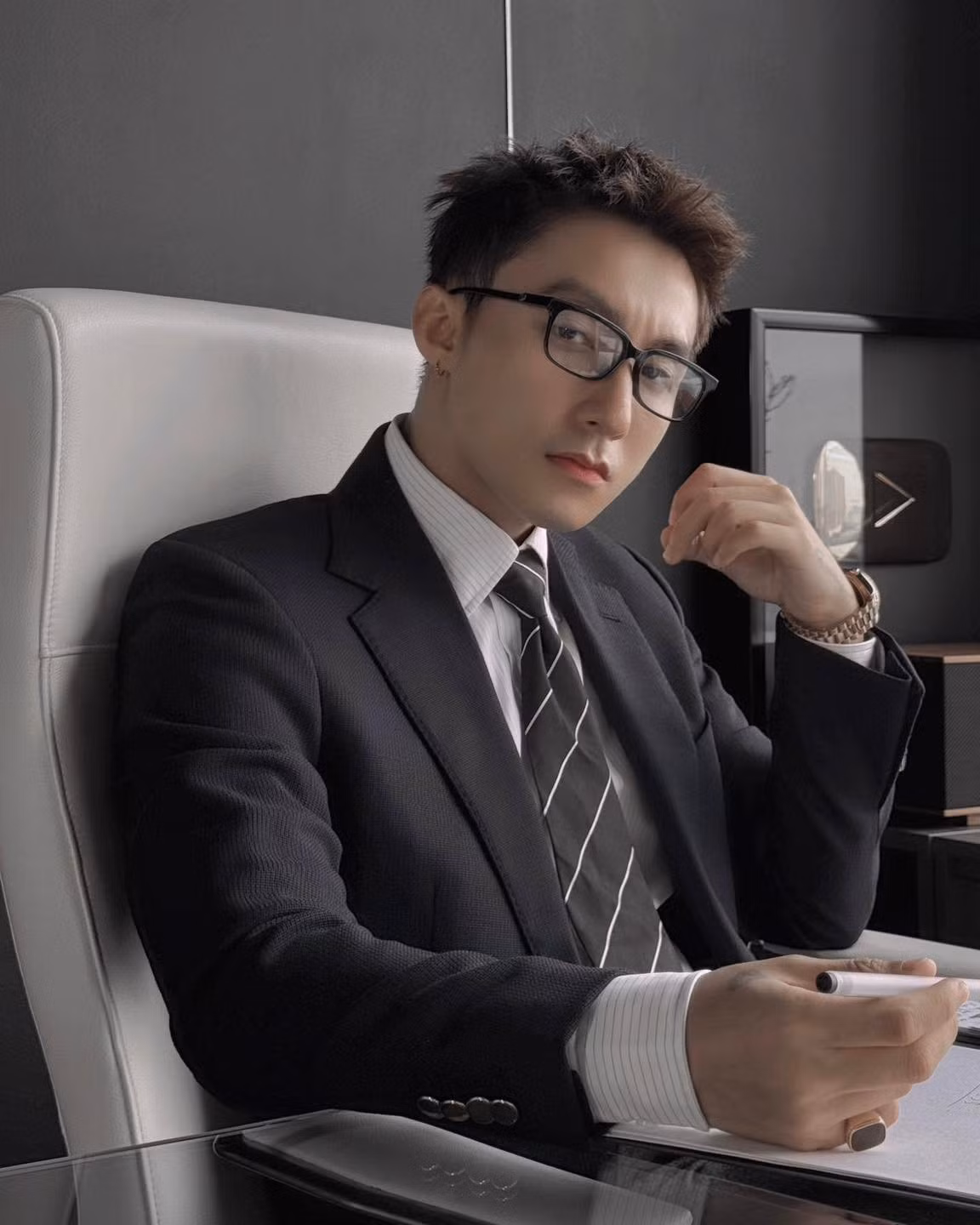 Sơn Tùng bất ngờ hoá tổng tài, khoe vẻ điển trai. Ảnh: FB M-TP