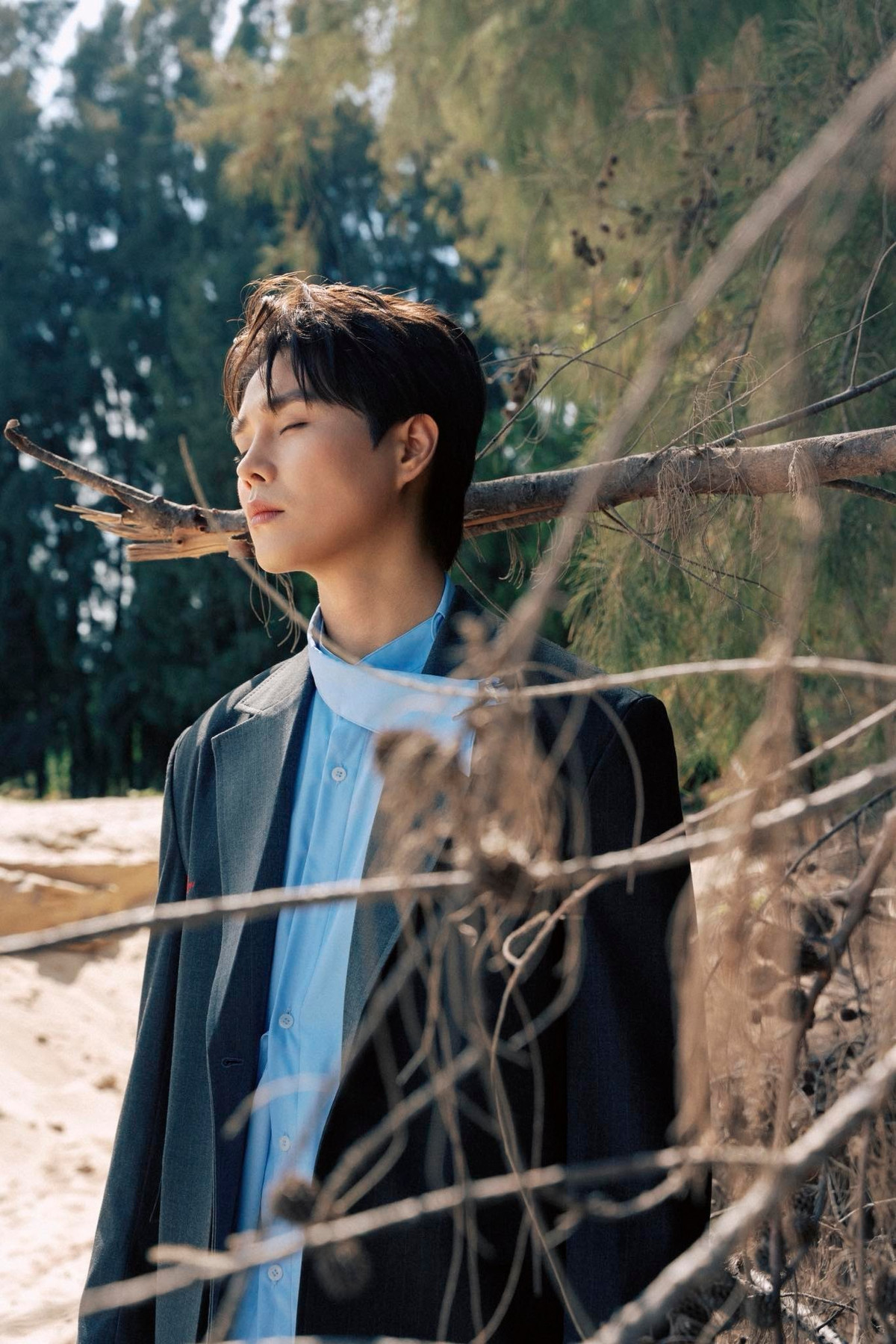 Ca sĩ Tăng Duy Tân dạo biển tìm kiếm cảm giác bình yên. Ảnh: FB Tăng Duy Tân