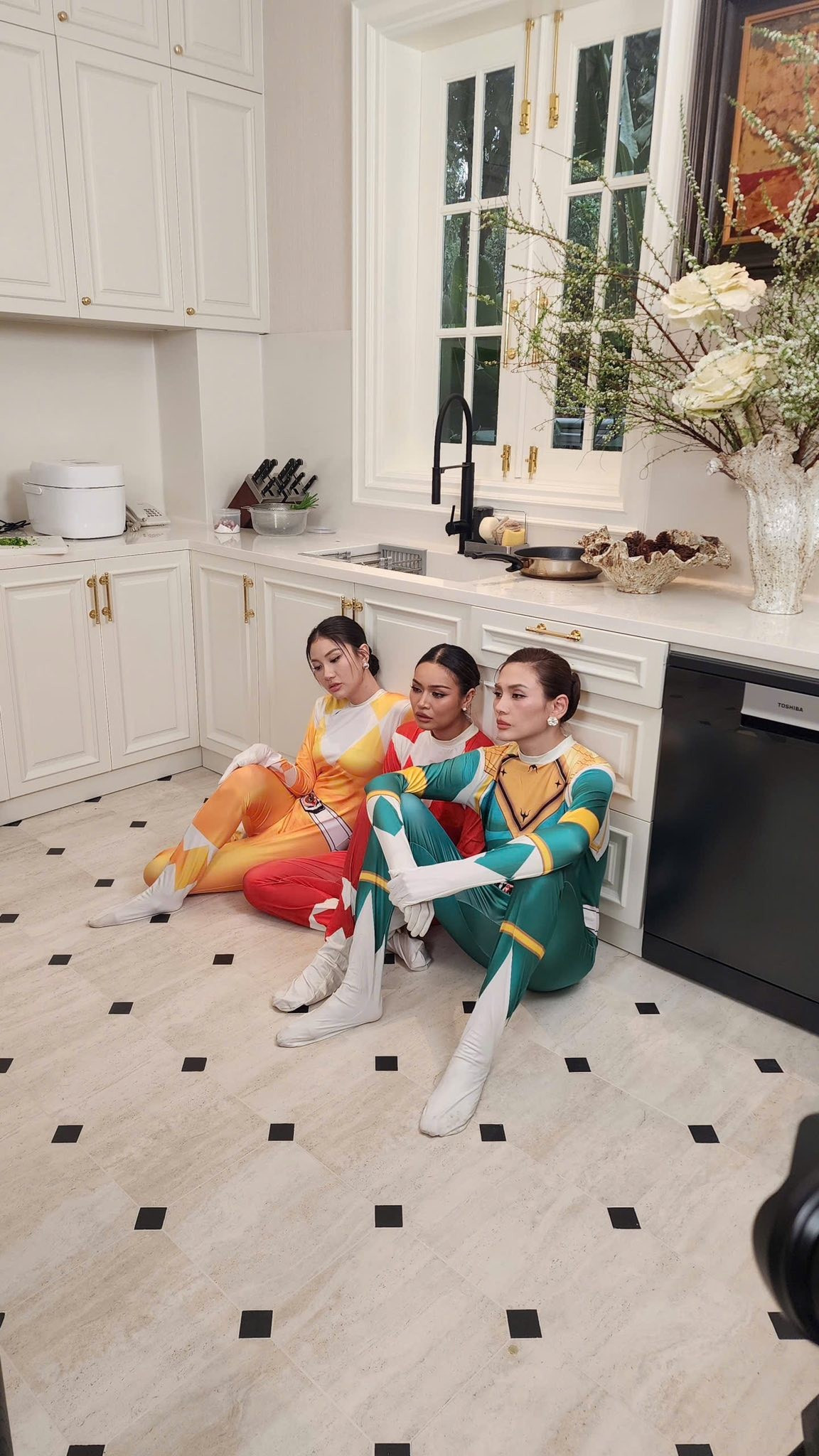 Võ Hoàng Yến và Miss Cosmo Vietnam 2025 Phương Linh, Á hậu Miss Cosmo 2024 Mook Karnruethai Tassabut 'mệt nhoài' sau khi diện đồ siêu nhân quay clip vũ đạo hài hước. Ảnh: FB VÕ HOÀNG YẾN