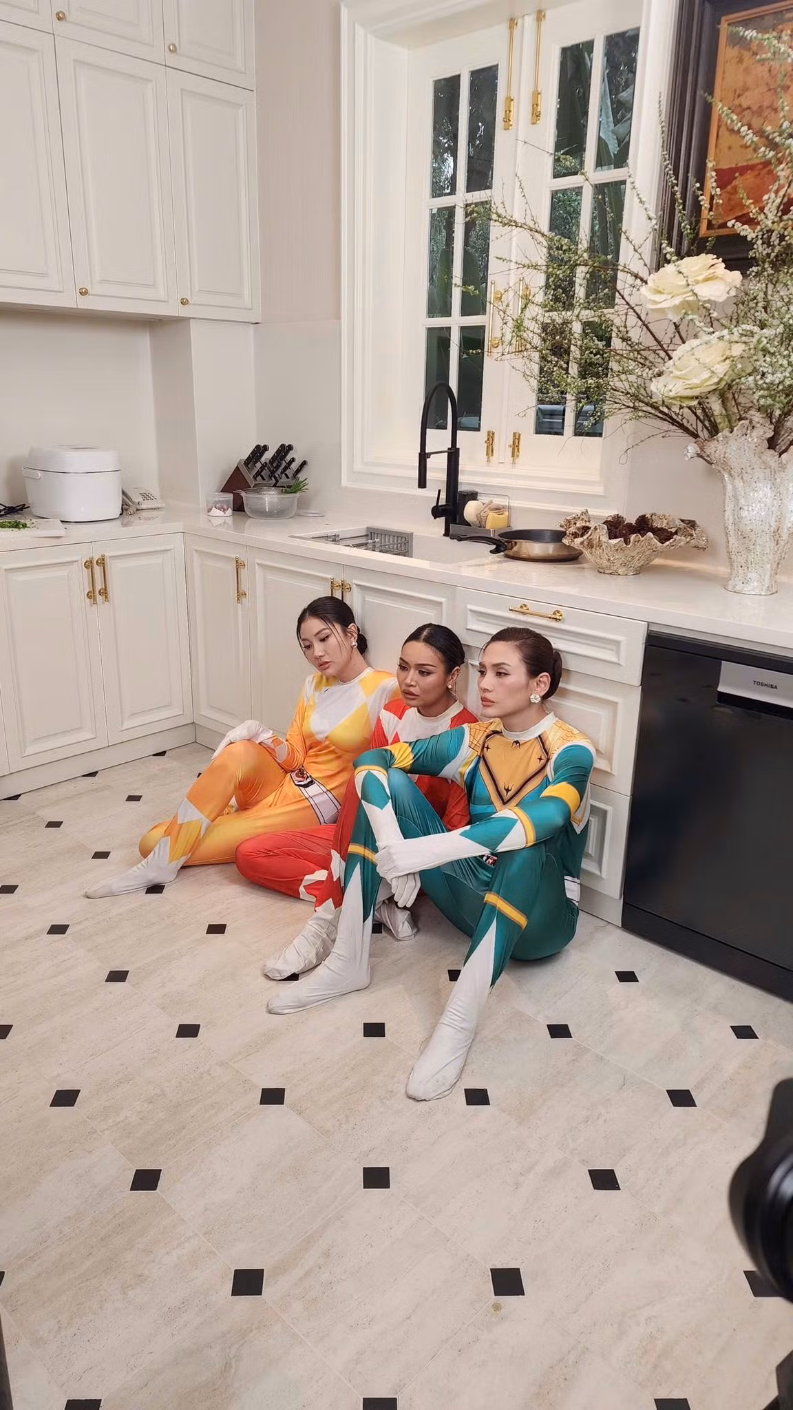 Võ Hoàng Yến và Miss Cosmo Vietnam 2025 Phương Linh, Á hậu Miss Cosmo 2024 Mook Karnruethai Tassabut 'mệt nhoài' sau khi diện đồ siêu nhân quay clip vũ đạo hài hước. Ảnh: FB VÕ HOÀNG YẾN