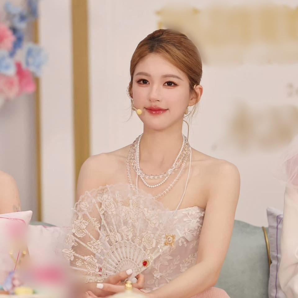 Triệu Lộ Tư là nữ diễn viên đình đám Hoa ngữ, được mệnh danh là "mỹ nữ xuyên không" nhờ những vai diễn gây tiếng vang với thể loại phim này.