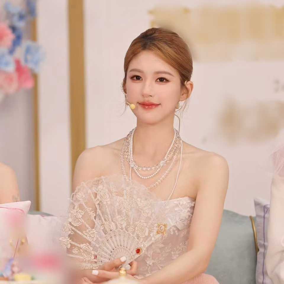 Triệu Lộ Tư là nữ diễn viên đình đám Hoa ngữ, được mệnh danh là "mỹ nữ xuyên không" nhờ những vai diễn gây tiếng vang với thể loại phim này.