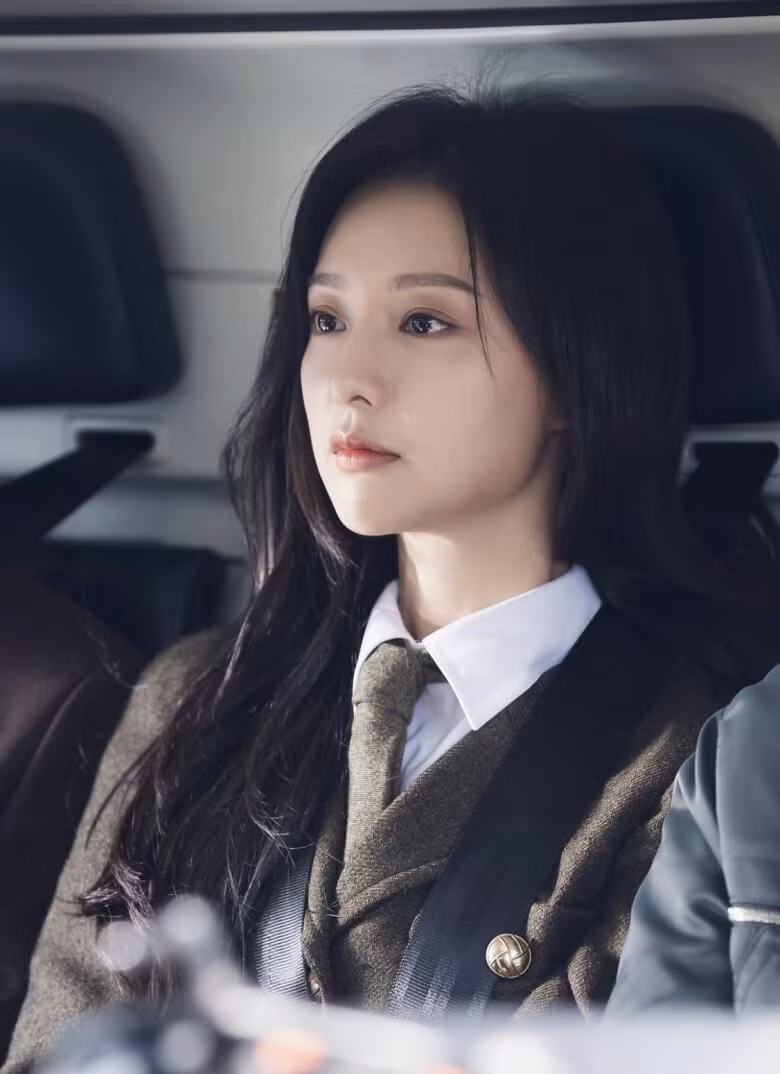 Cô sở hữu làn da trắng sáng, không tì vết, khiến mọi khung hình đều trở nên cuốn hút.