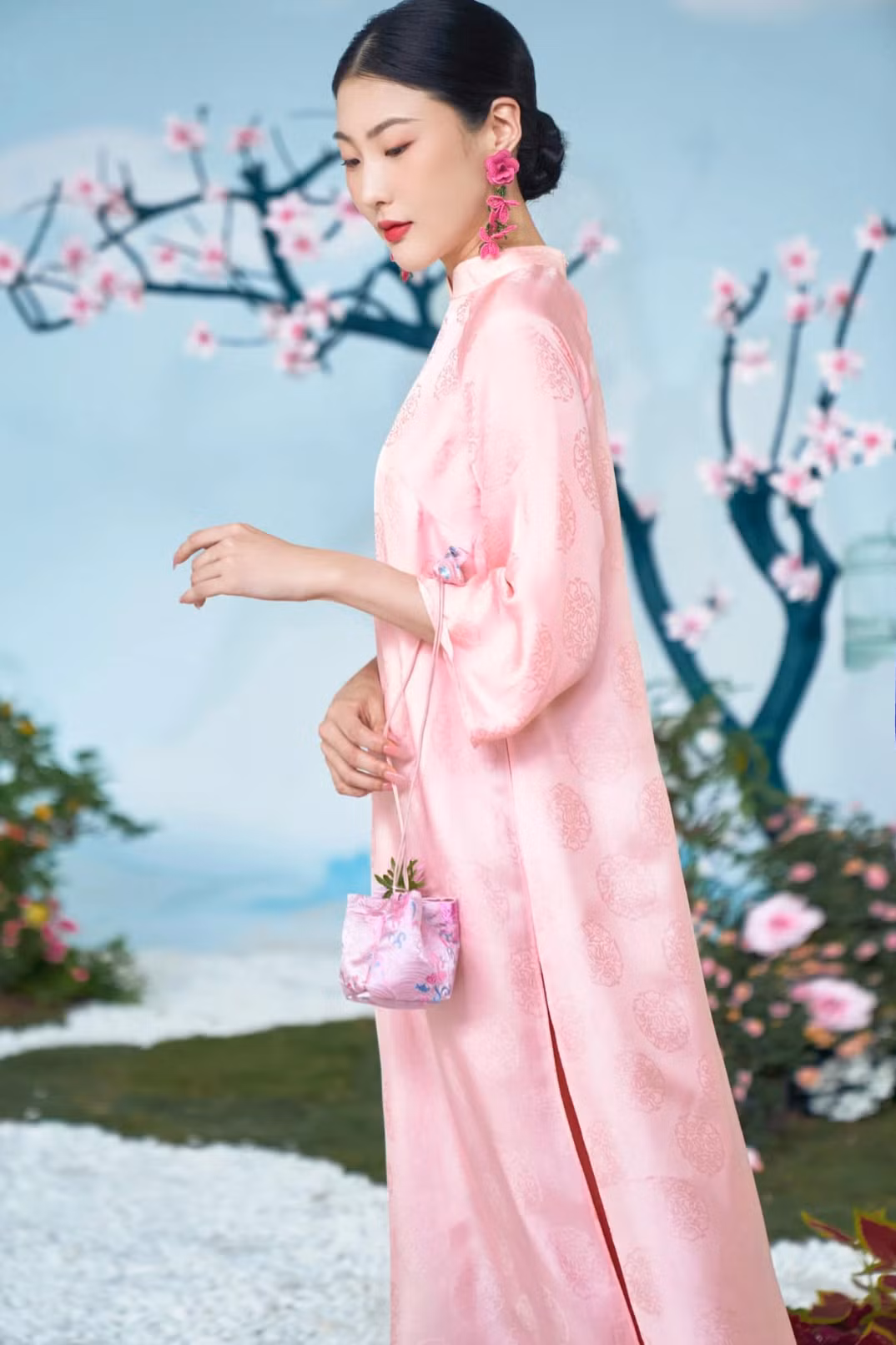 Với bảng màu và họa tiết đa dạng, túi gấm không chỉ tiện dụng mà còn là “vũ khí” giúp bạn tránh đụng hàng, đồng thời khiến bộ áo dài thêm phần sang trọng và khác biệt.