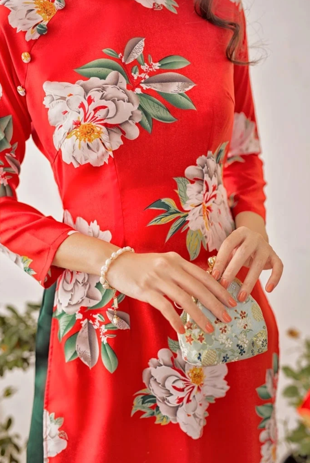 Từ xa xưa, túi gấm tượng trưng cho sự may mắn, sung túc và tài lộc. Ngày nay, chất liệu gấm thêu hoa được biến tấu thành nhiều kiểu dáng thời trang hơn nhưng vẫn giữ trọn nét văn hóa Á Đông.