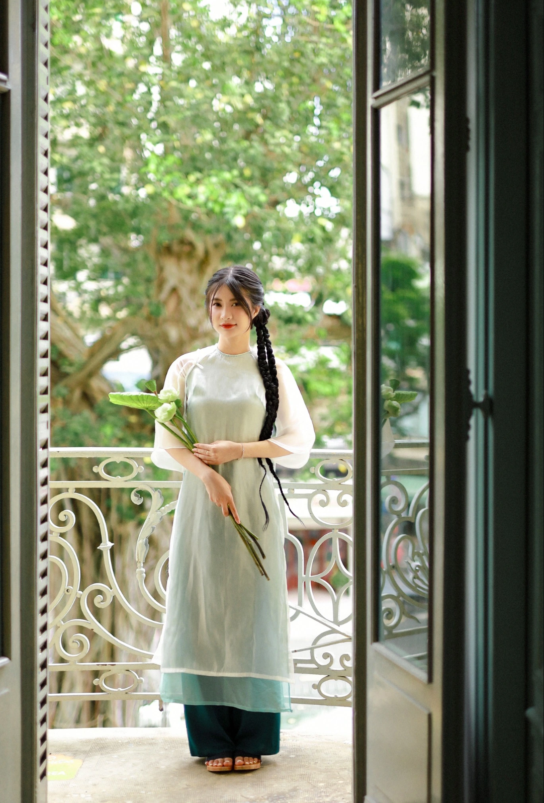 Những đôi guốc được sơn son thếp bạc, sơn mài tinh tế trên nền chất liệu bền, nhẹ và chắc chắn sẽ giúp từng bước chân thêm uyển chuyển, duyên dáng và ghi điểm tuyệt đối.