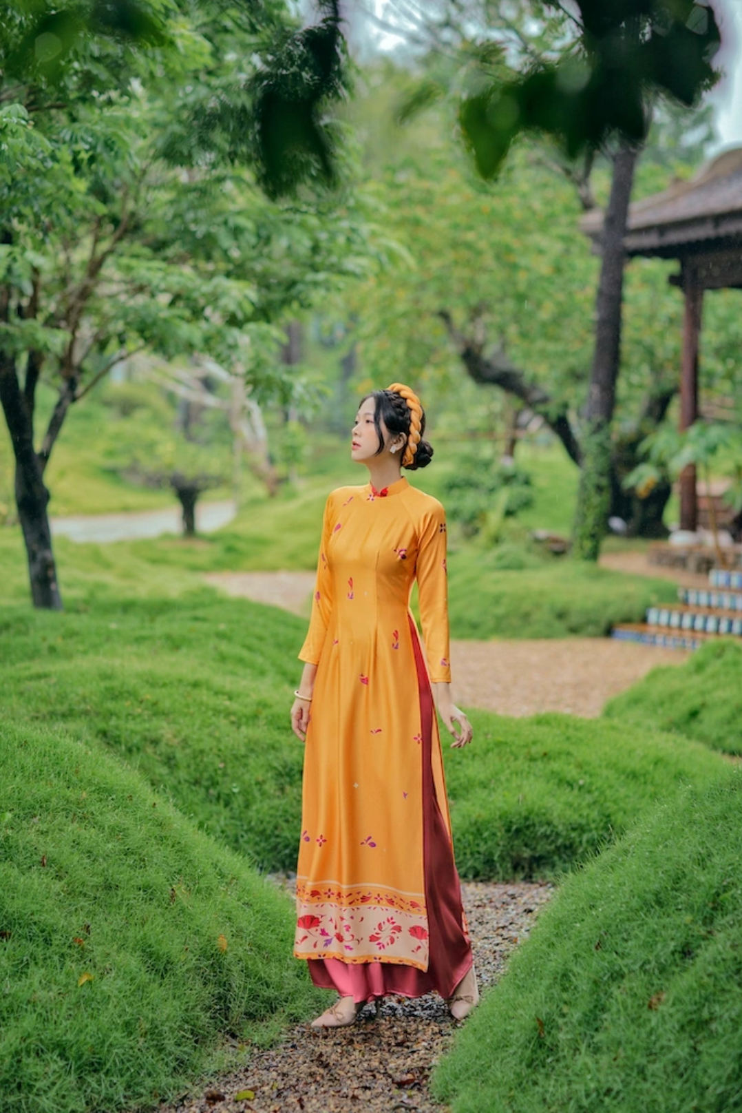 Nếu bờm tóc mang đến nét trẻ trung, hiện đại thì mấn đội đầu lại gợi vẻ truyền thống trang nhã. Dù theo phong cách nào, chỉ cần chọn màu sắc hài hòa với áo dài, bạn đã có ngay tổng thể hoàn chỉnh và cuốn hút.