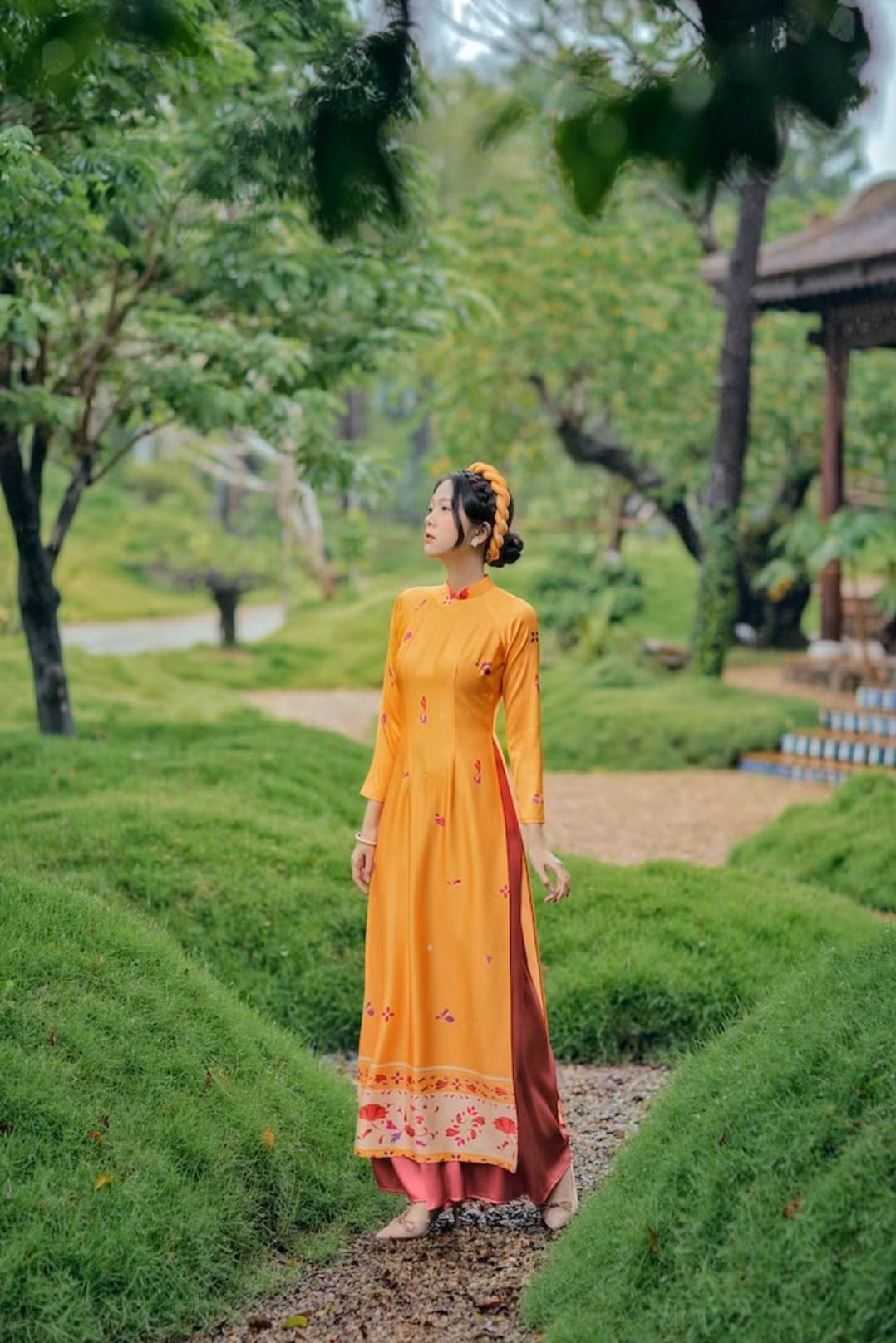 Nếu bờm tóc mang đến nét trẻ trung, hiện đại thì mấn đội đầu lại gợi vẻ truyền thống trang nhã. Dù theo phong cách nào, chỉ cần chọn màu sắc hài hòa với áo dài, bạn đã có ngay tổng thể hoàn chỉnh và cuốn hút.